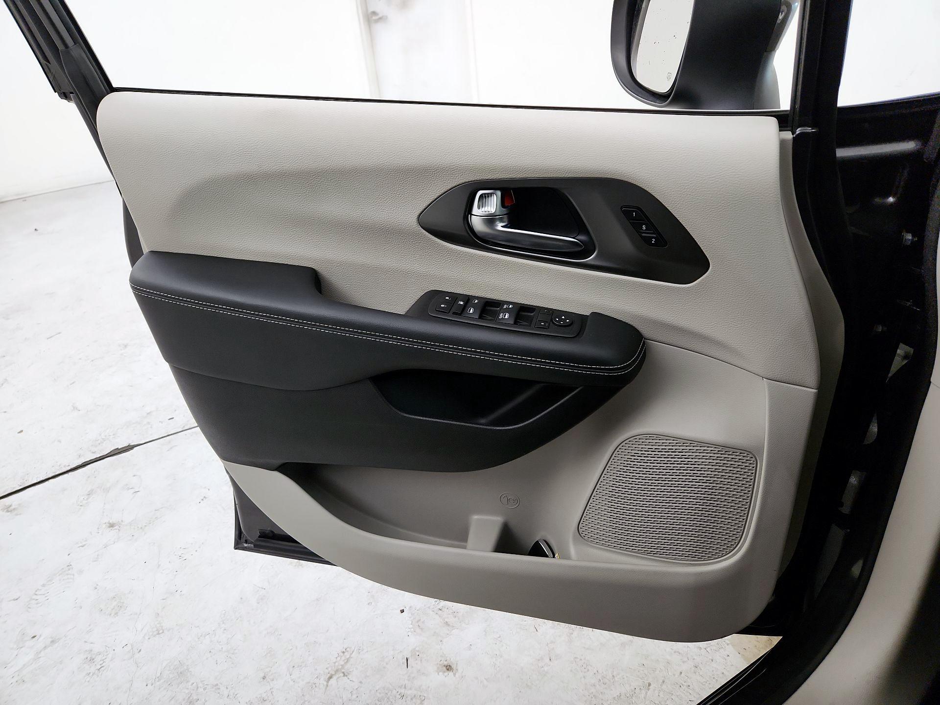 Thumbnail: 2023 Chrysler Pacifica - 12