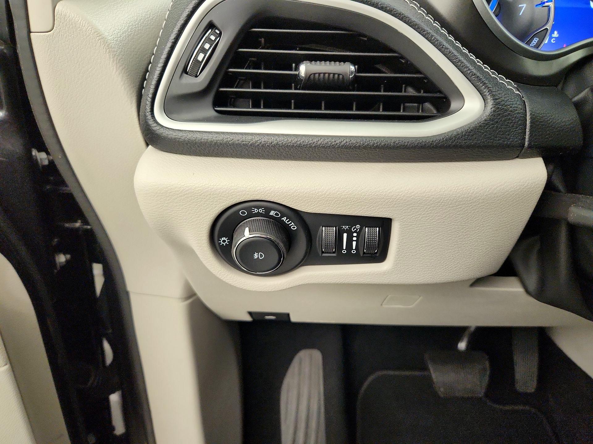 Thumbnail: 2023 Chrysler Pacifica - 13