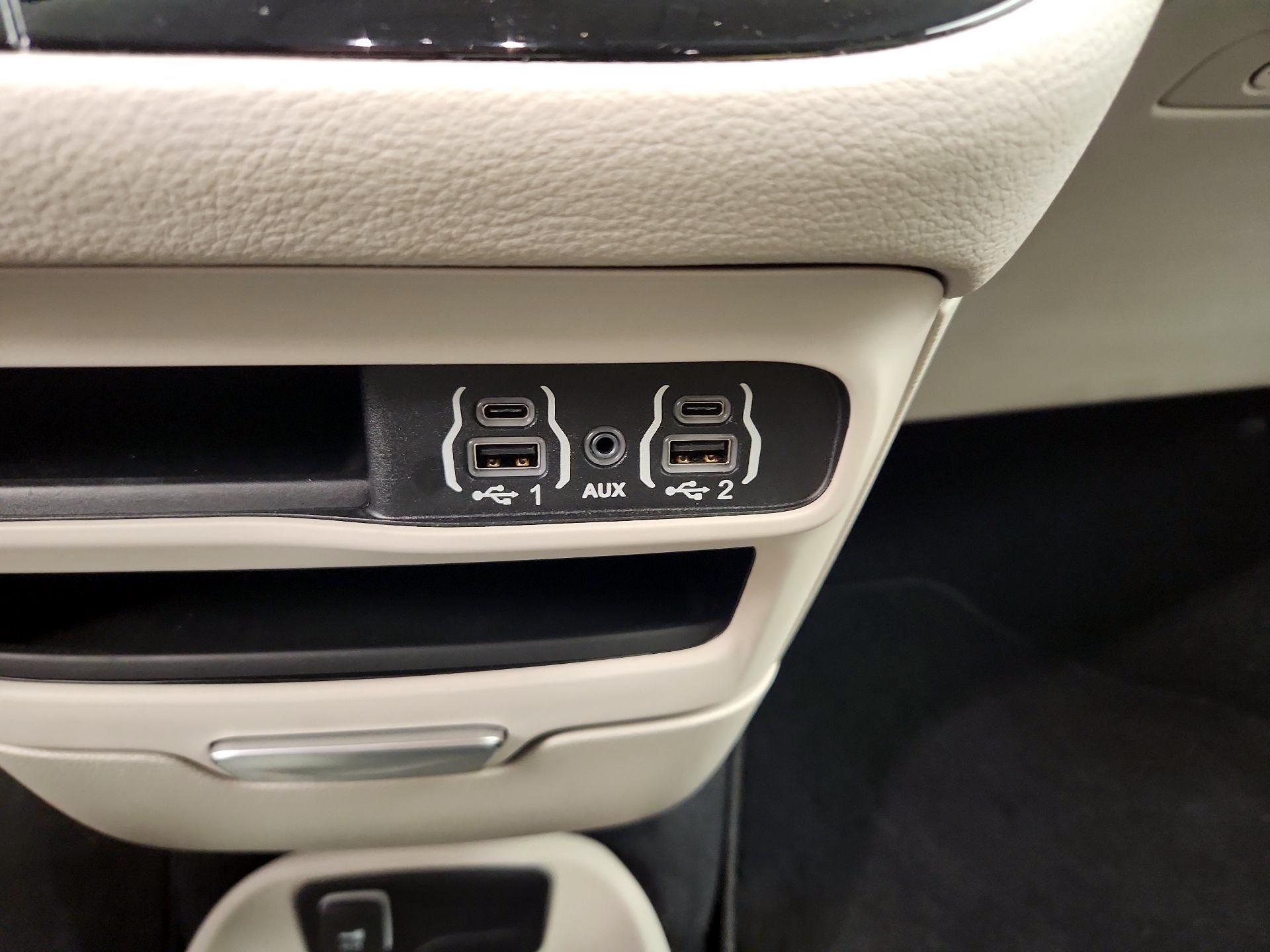 Thumbnail: 2023 Chrysler Pacifica - 18