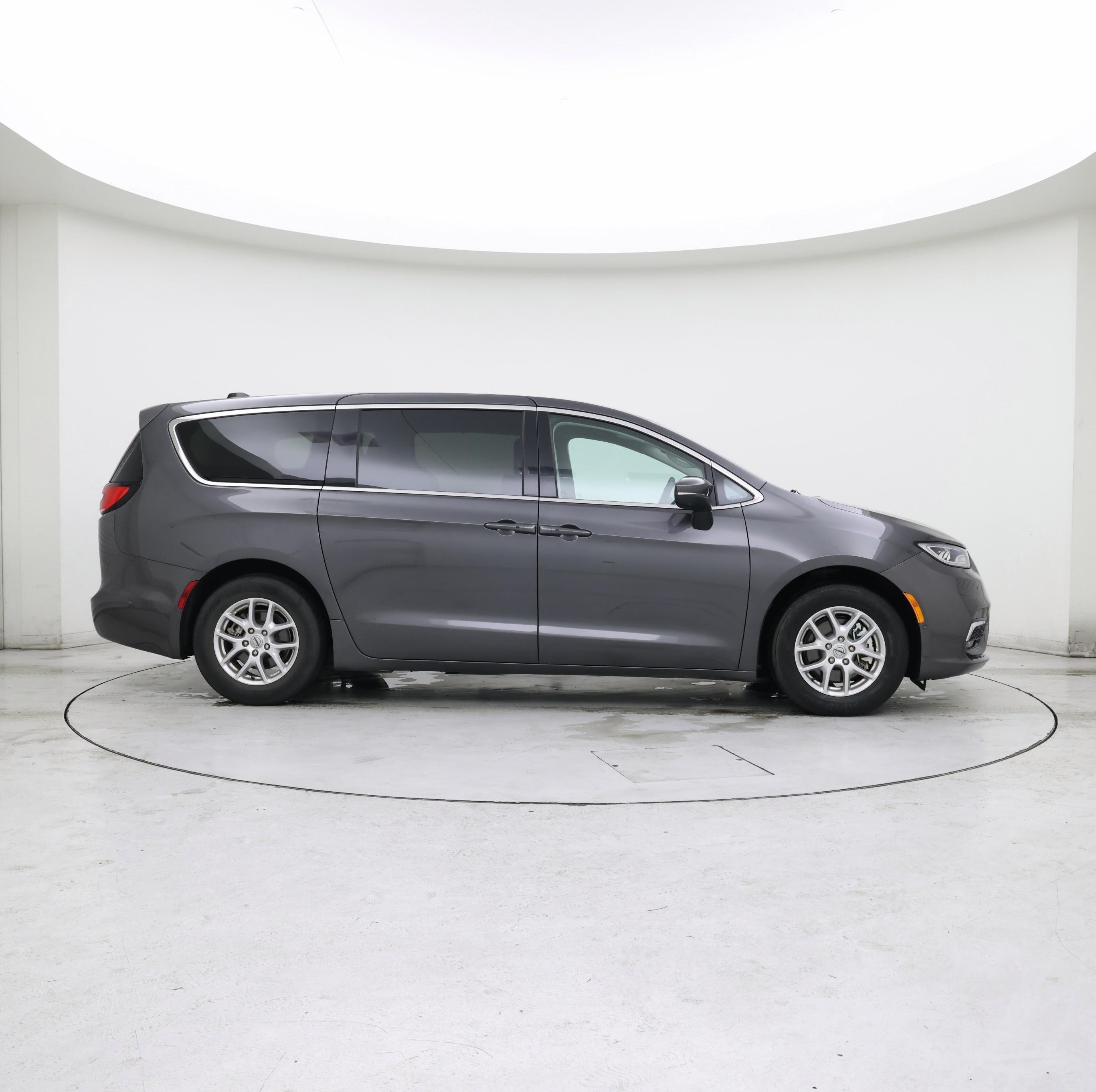 Thumbnail: 2023 Chrysler Pacifica - 7