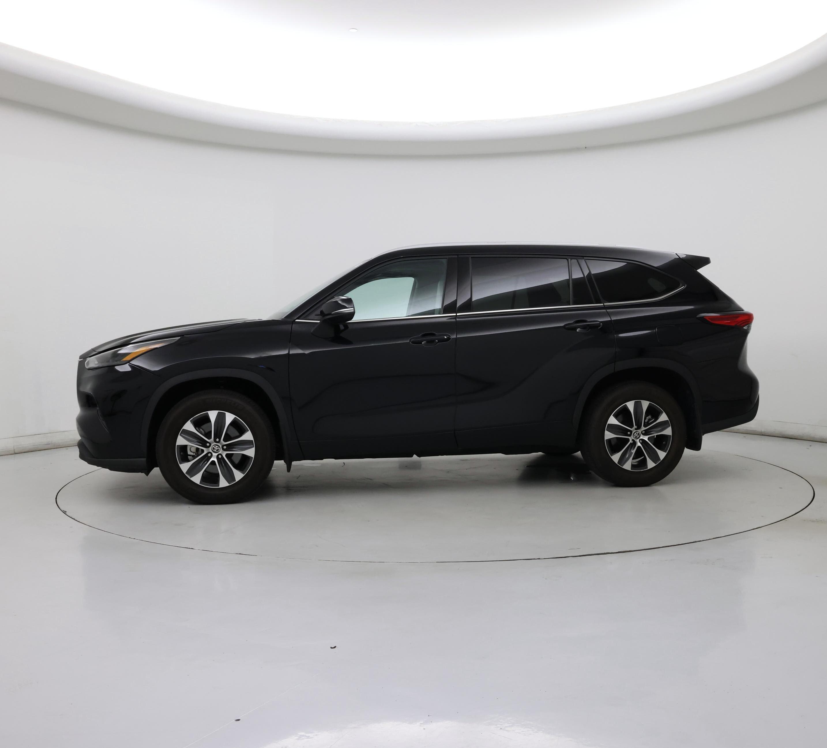 Thumbnail: 2022 Toyota Highlander - 3