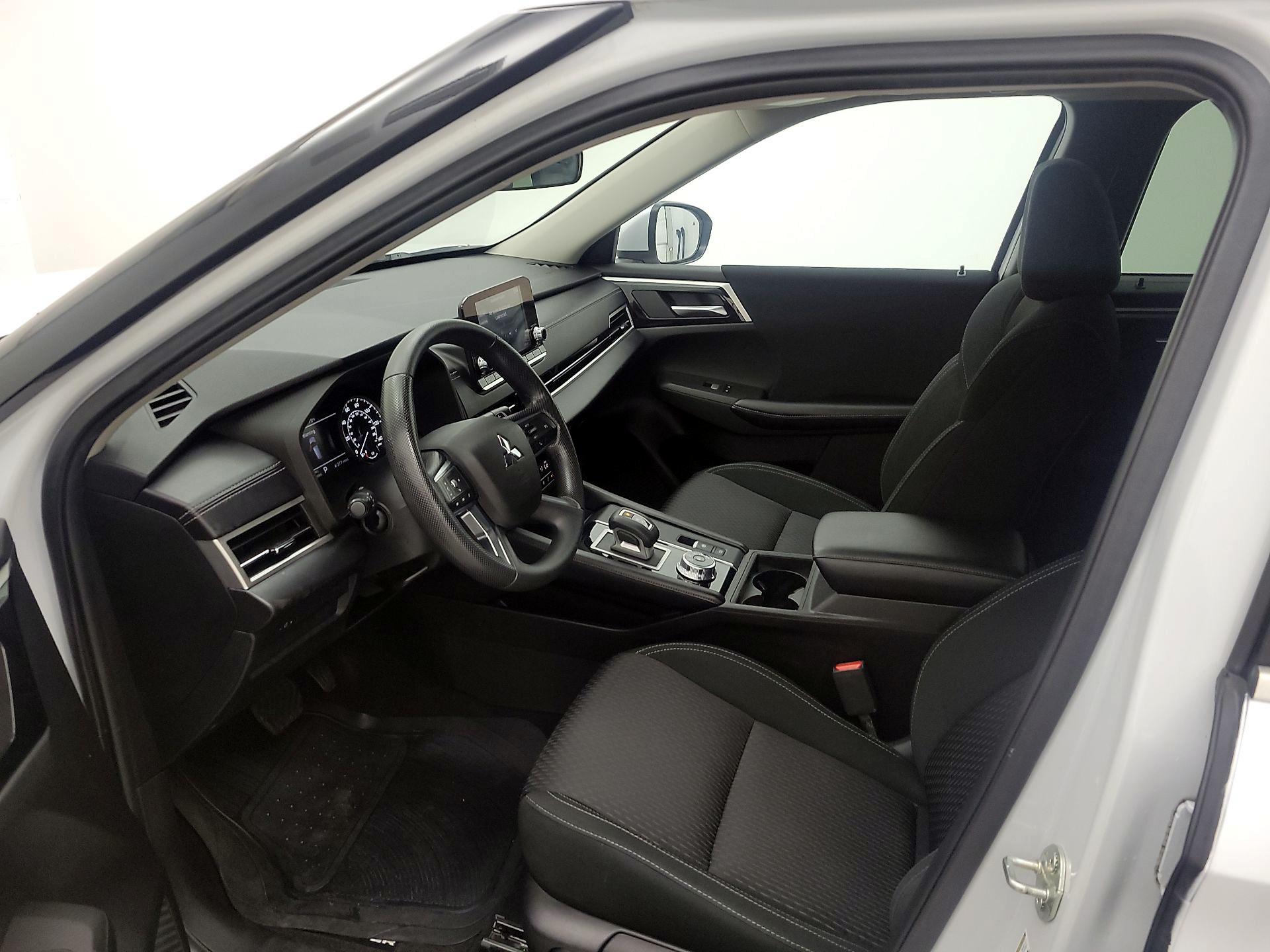 Thumbnail: 2022 Mitsubishi Outlander - 11