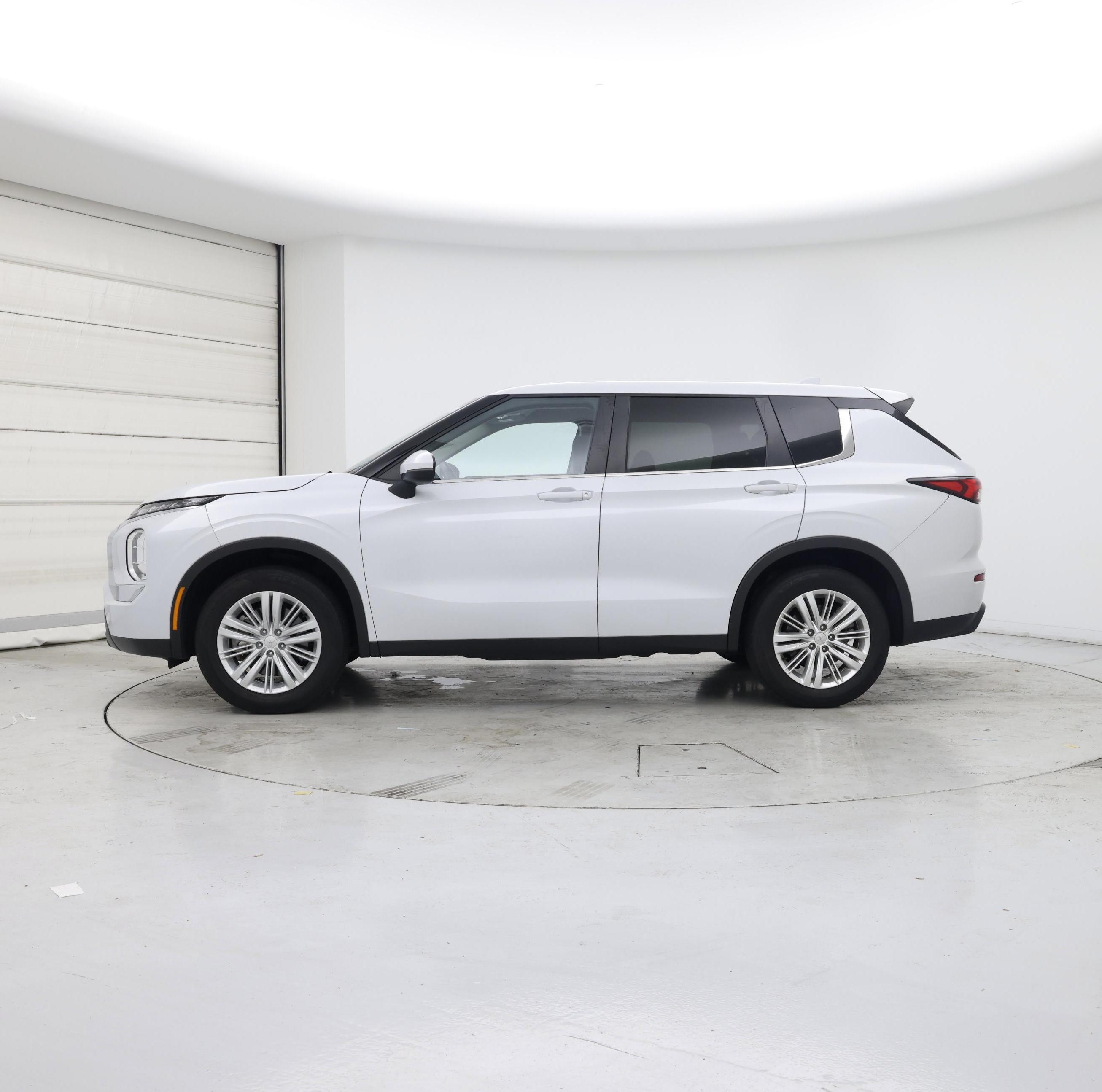 Thumbnail: 2022 Mitsubishi Outlander - 3