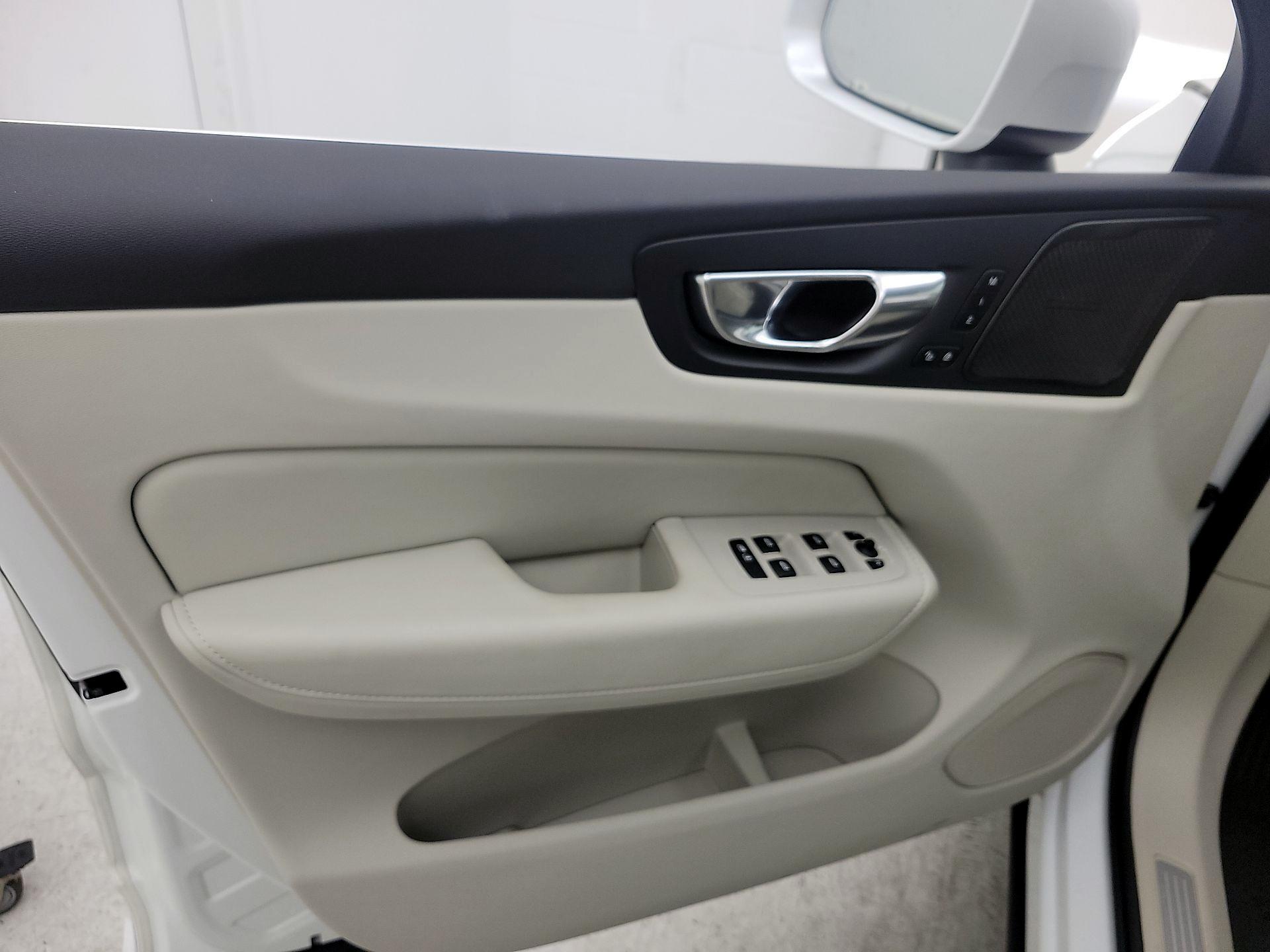 Thumbnail: 2022 Volvo XC60 - 12
