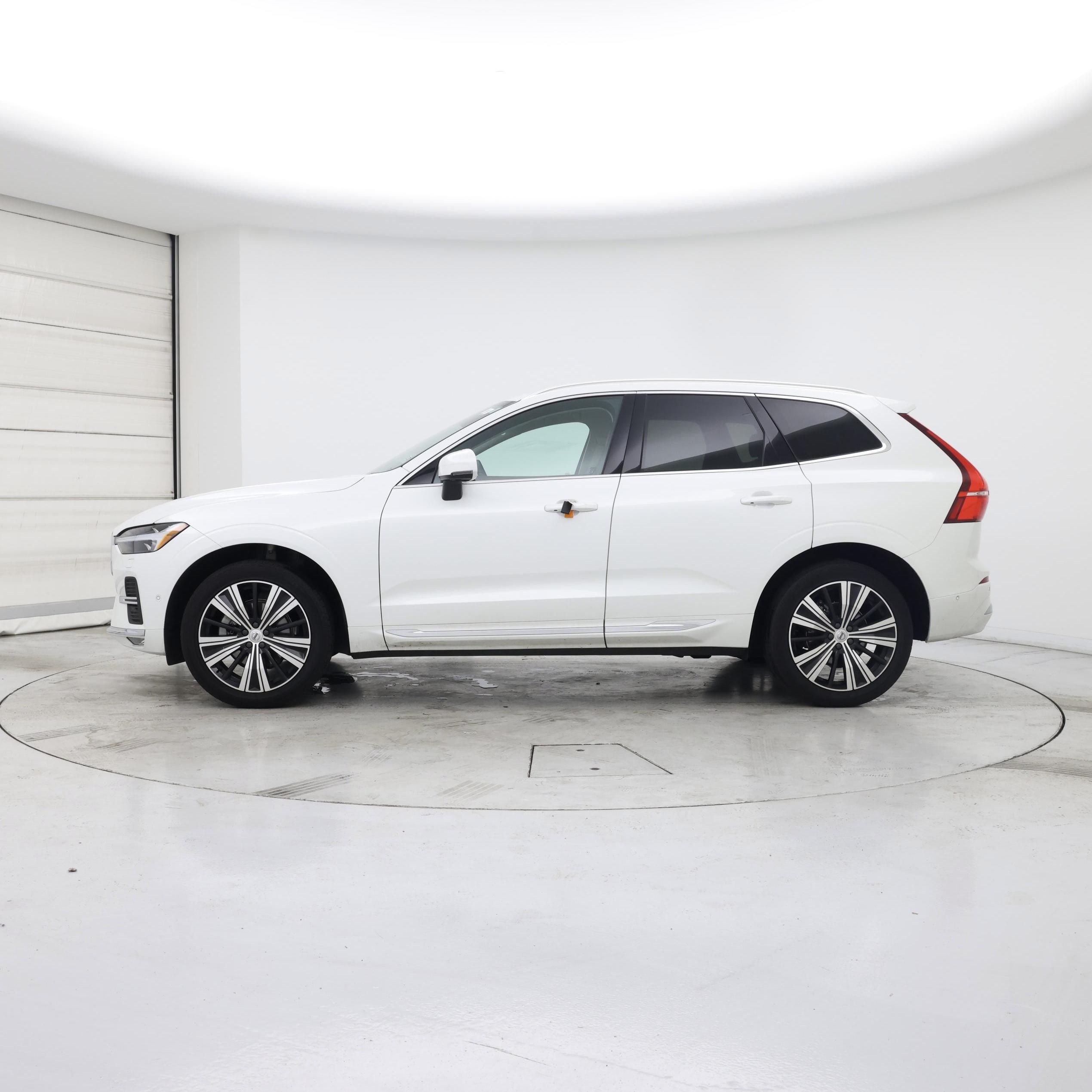 Thumbnail: 2022 Volvo XC60 - 3