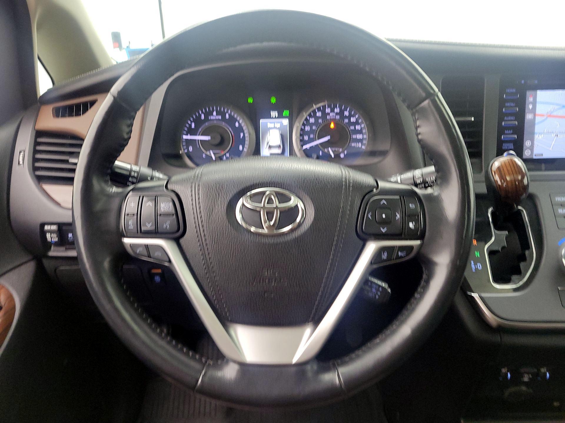 Thumbnail: 2019 Toyota Sienna - 10