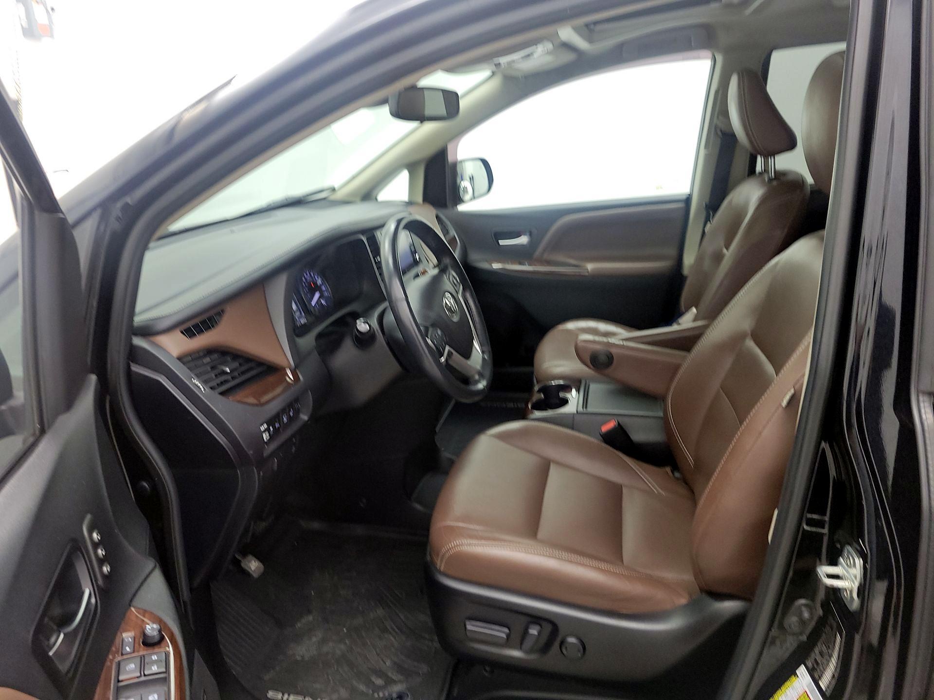 Thumbnail: 2019 Toyota Sienna - 11