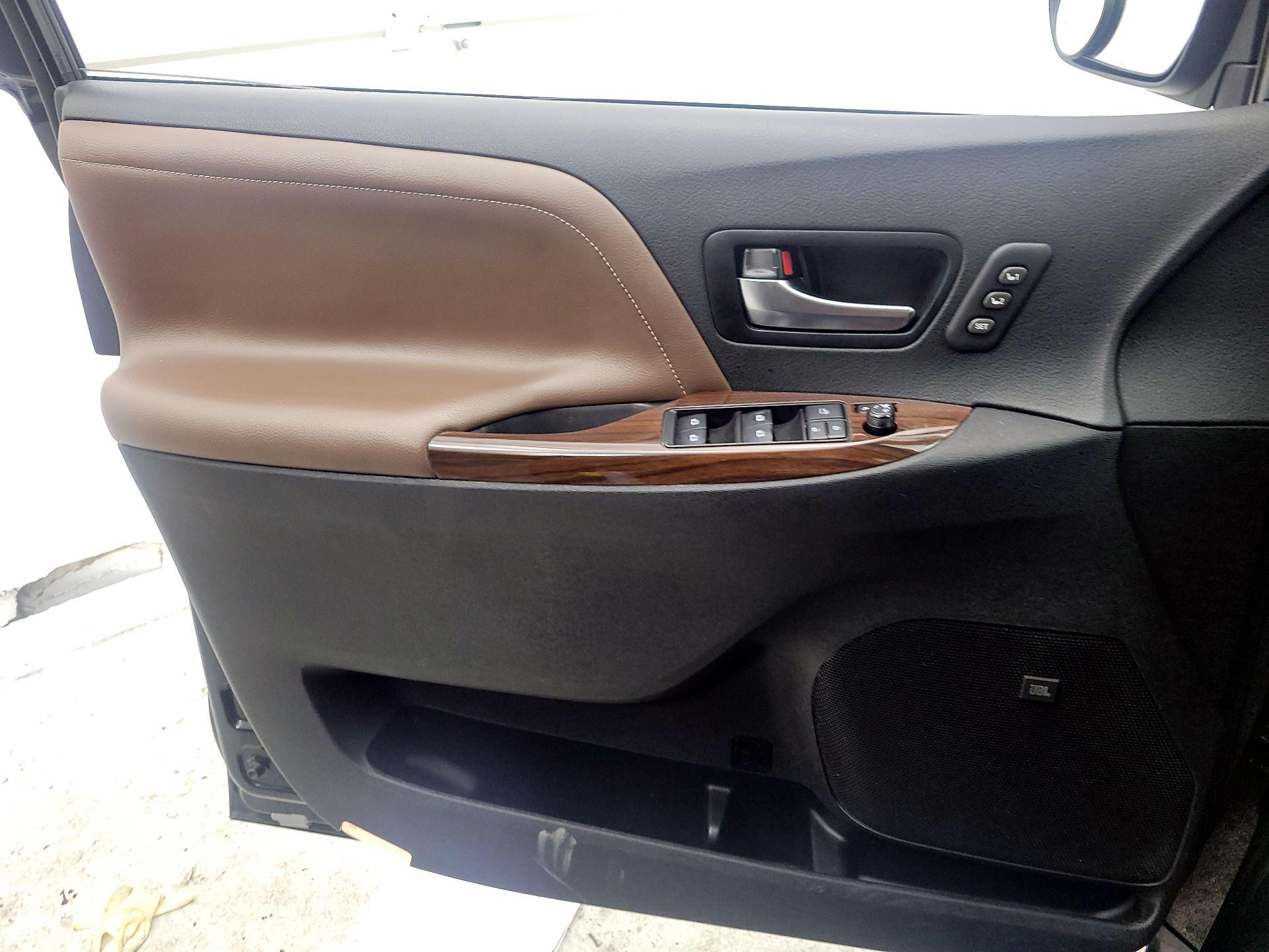 Thumbnail: 2019 Toyota Sienna - 12