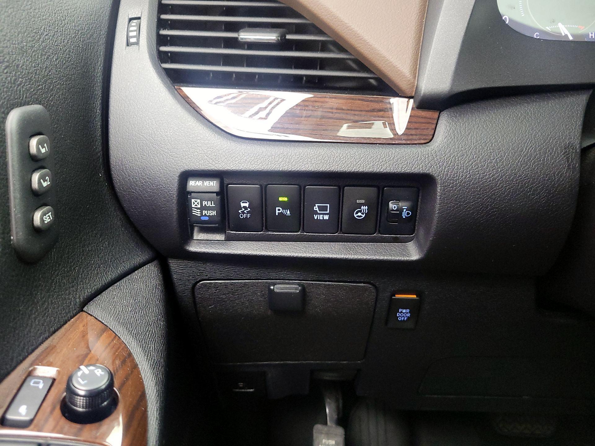 Thumbnail: 2019 Toyota Sienna - 13