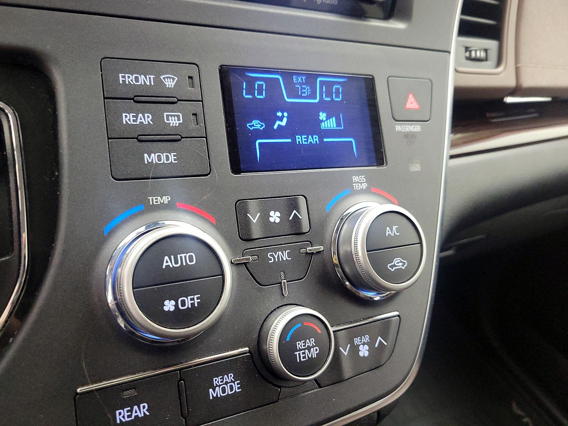 Thumbnail: 2019 Toyota Sienna - 17