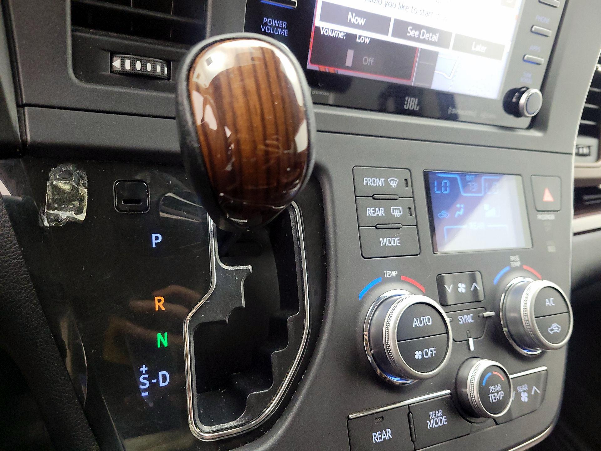 Thumbnail: 2019 Toyota Sienna - 18