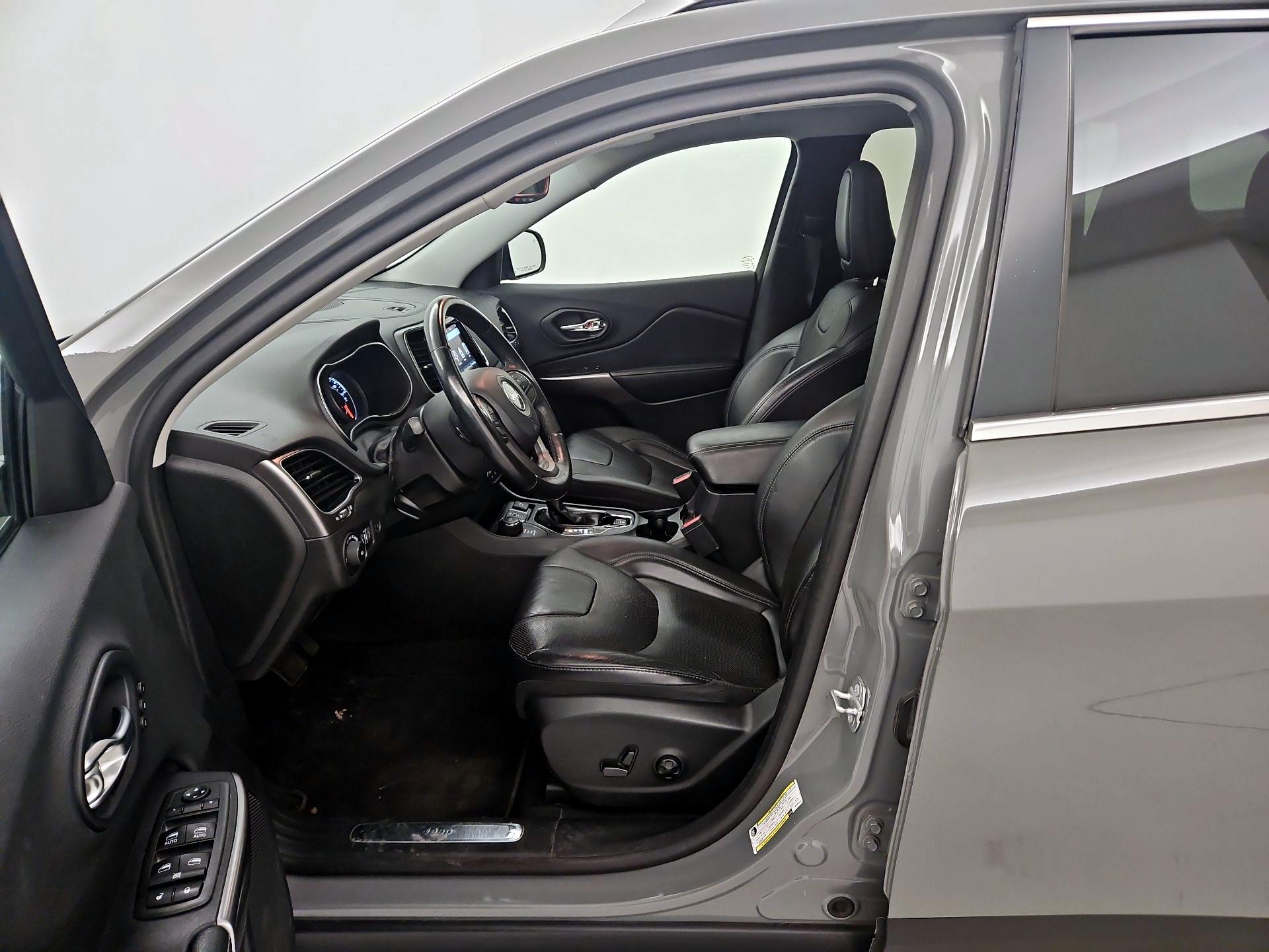 Thumbnail: 2019 Jeep Cherokee - 11