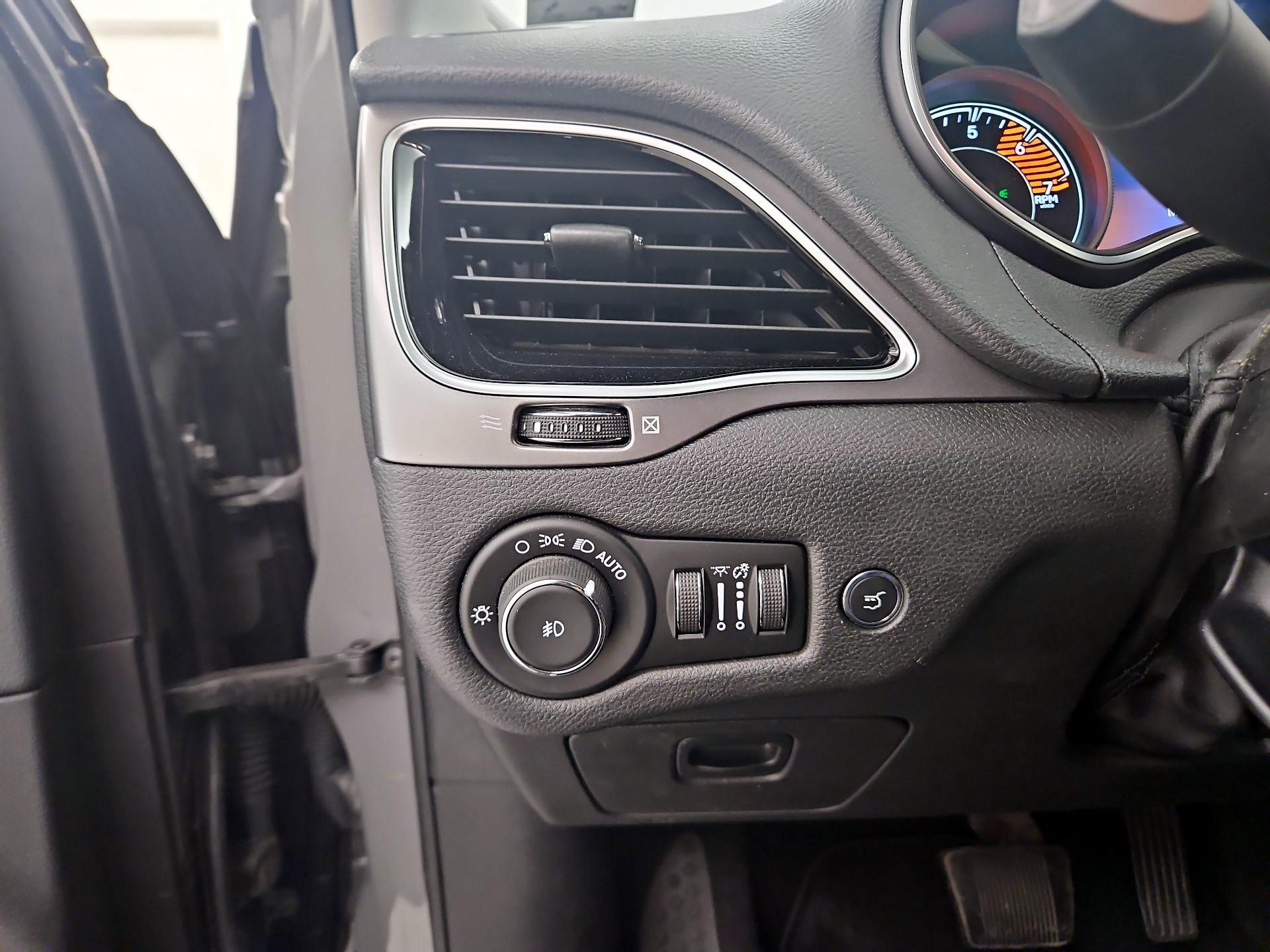Thumbnail: 2019 Jeep Cherokee - 13