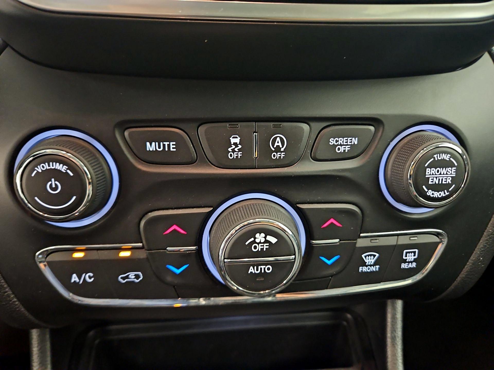 Thumbnail: 2019 Jeep Cherokee - 17