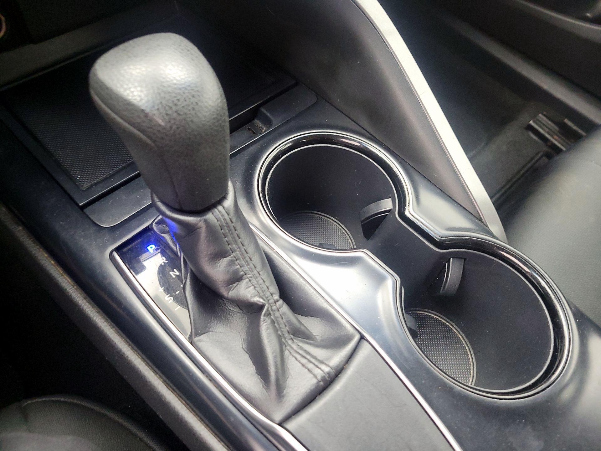 Thumbnail: 2019 Toyota Camry - 16