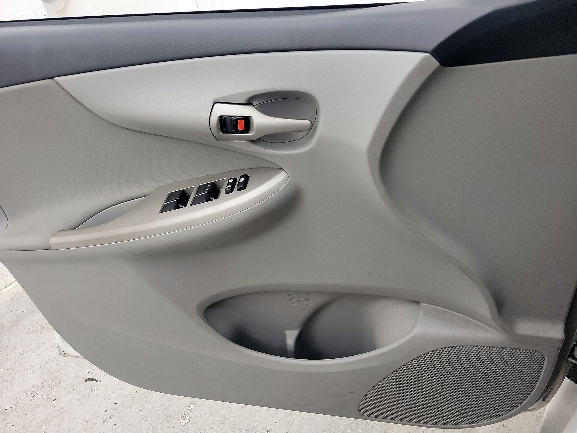 Thumbnail: 2013 Toyota Corolla - 12