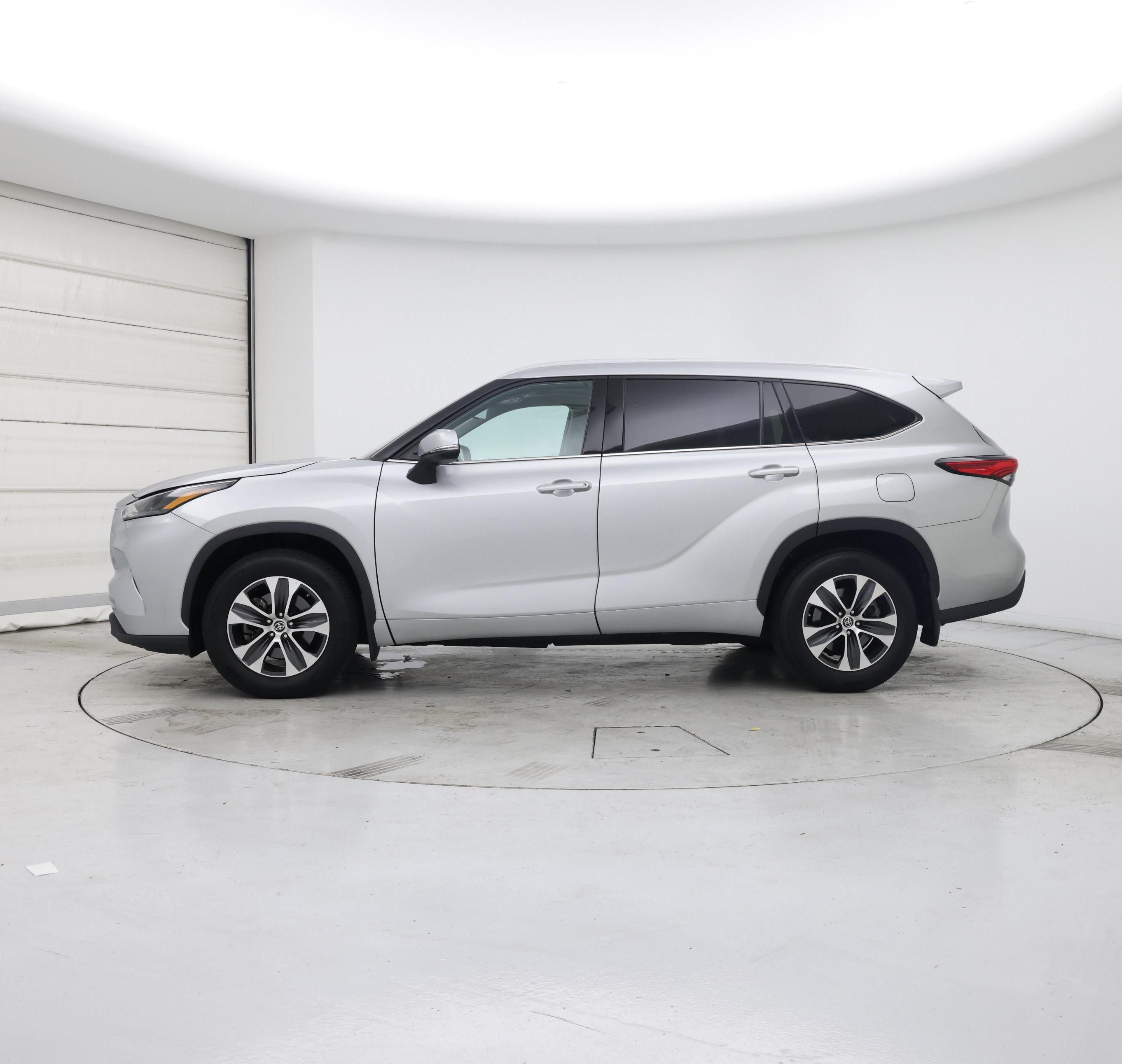 Thumbnail: 2022 Toyota Highlander - 3