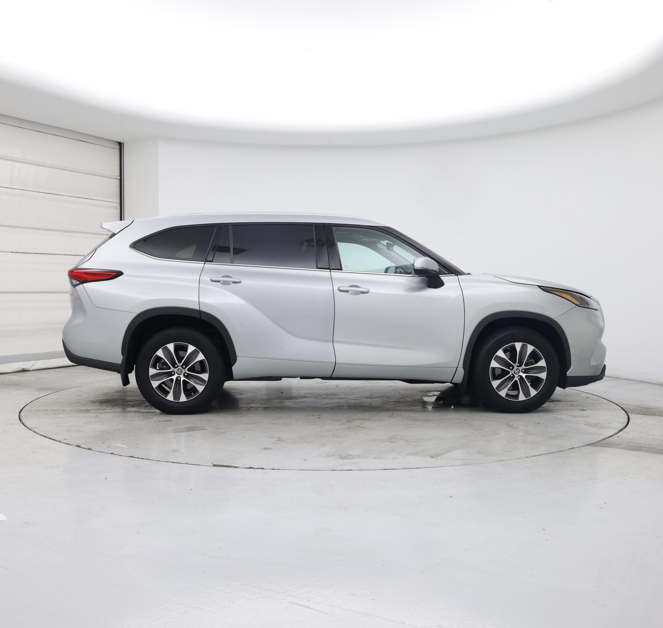 Thumbnail: 2022 Toyota Highlander - 7