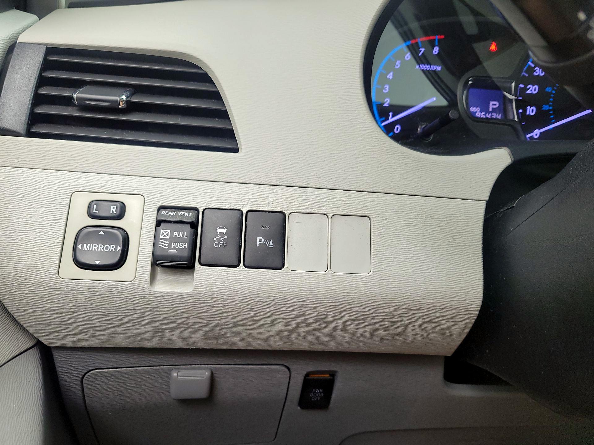 Thumbnail: 2013 Toyota Sienna - 13