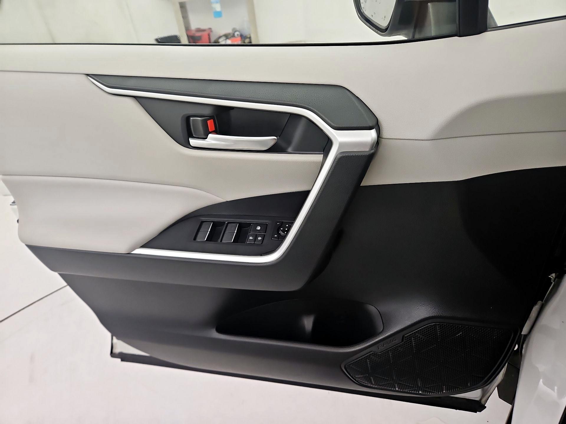 Thumbnail: 2022 Toyota RAV4 - 12