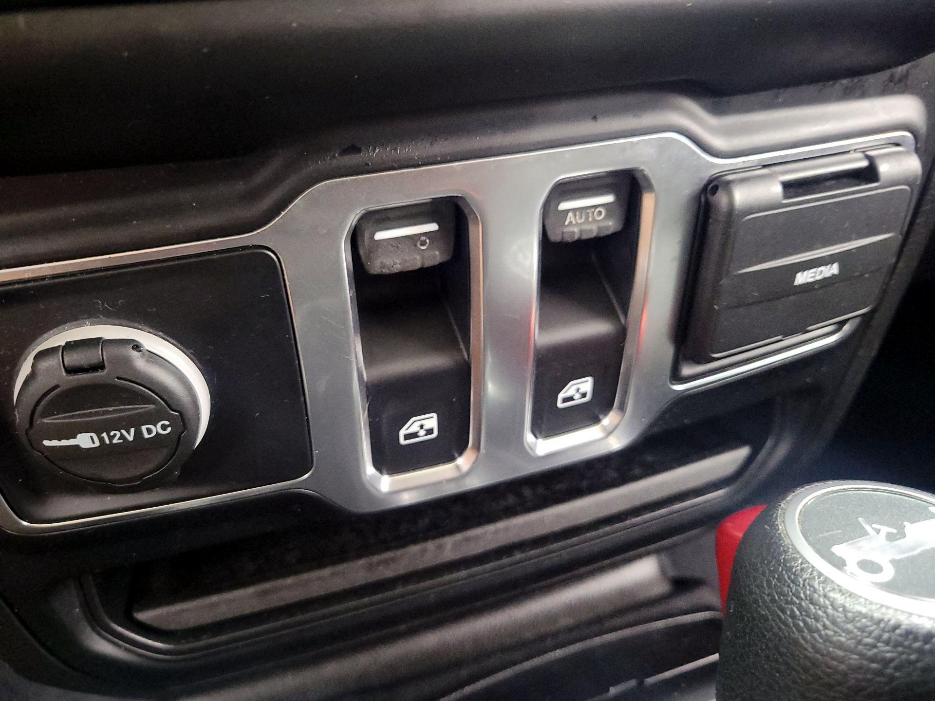 Thumbnail: 2019 Jeep Wrangler - 18