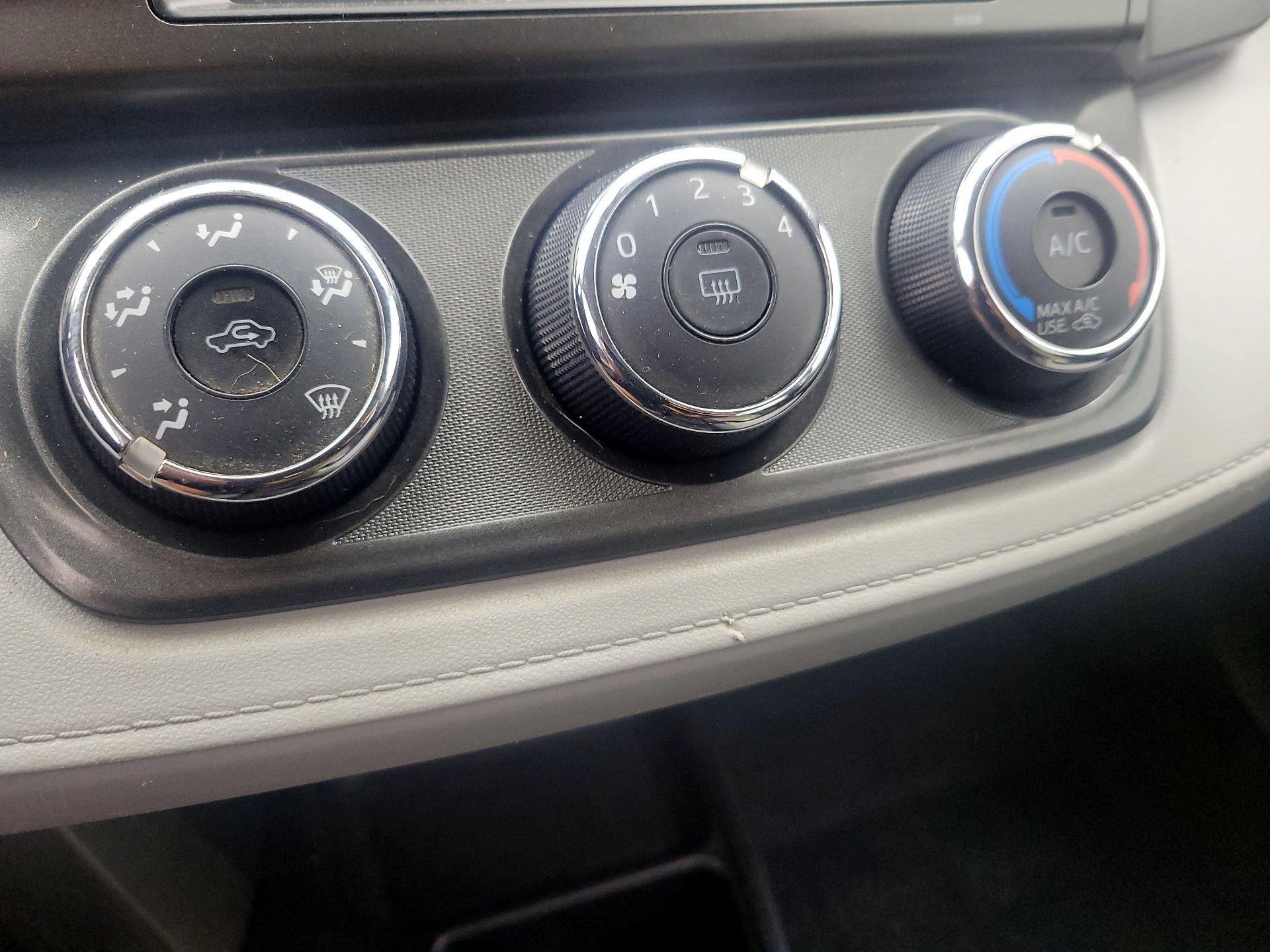 Thumbnail: 2014 Toyota RAV4 - 16