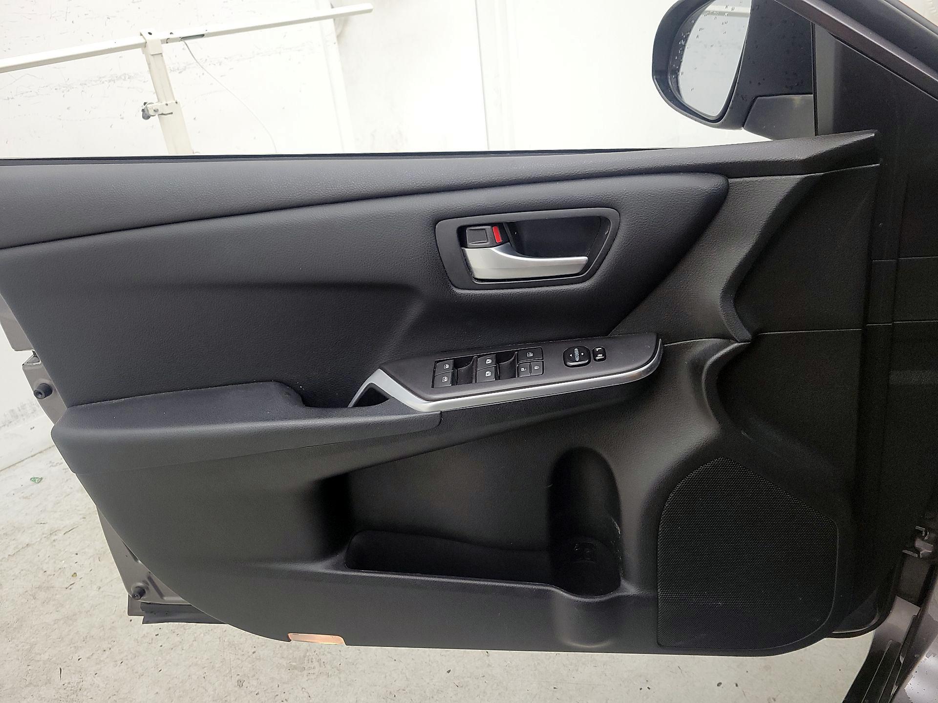 Thumbnail: 2016 Toyota Camry - 12