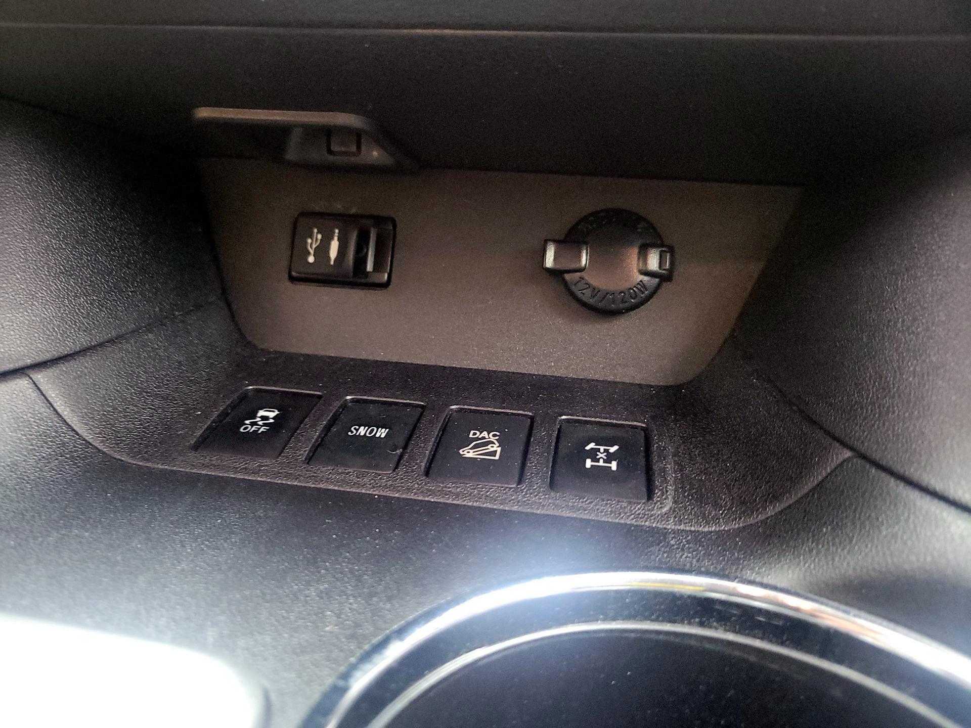 Thumbnail: 2015 Toyota Highlander - 17