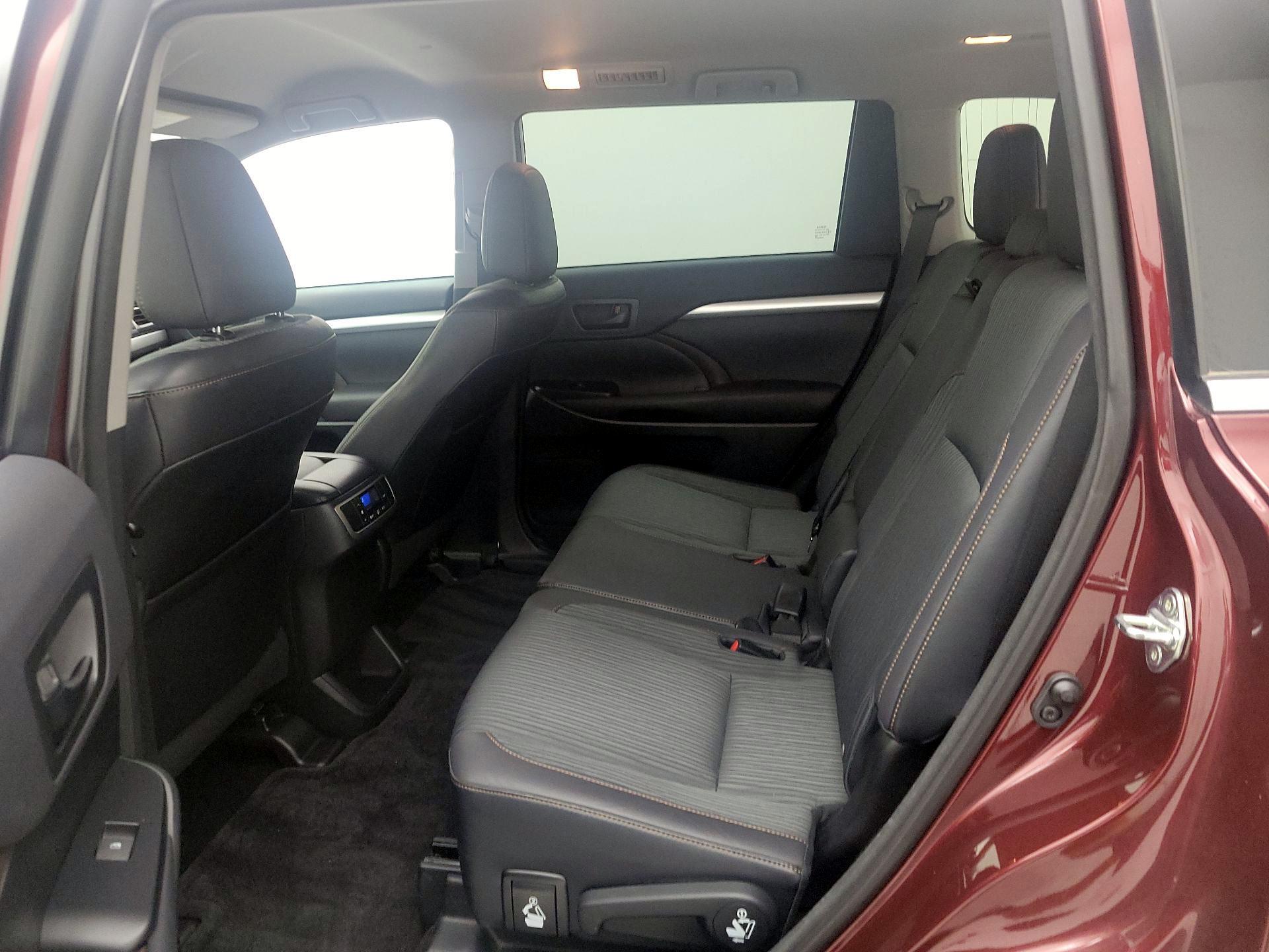 Thumbnail: 2015 Toyota Highlander - 18