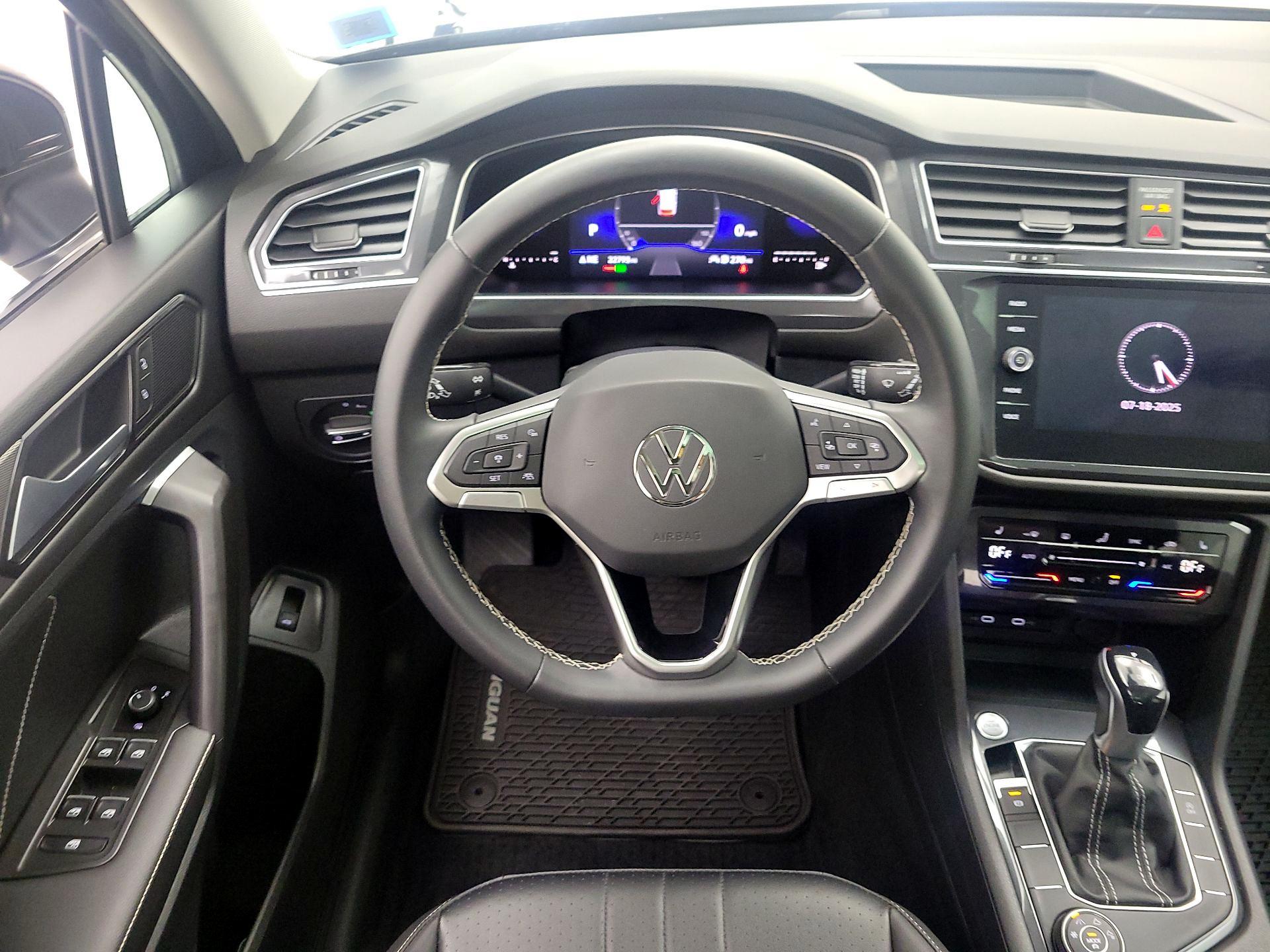 Thumbnail: 2022 Volkswagen Tiguan - 10
