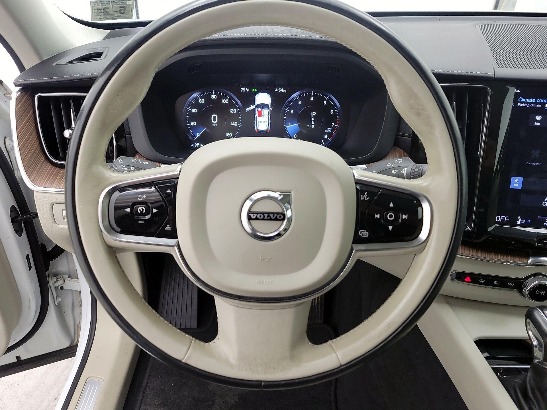 Thumbnail: 2019 Volvo XC60 - 10