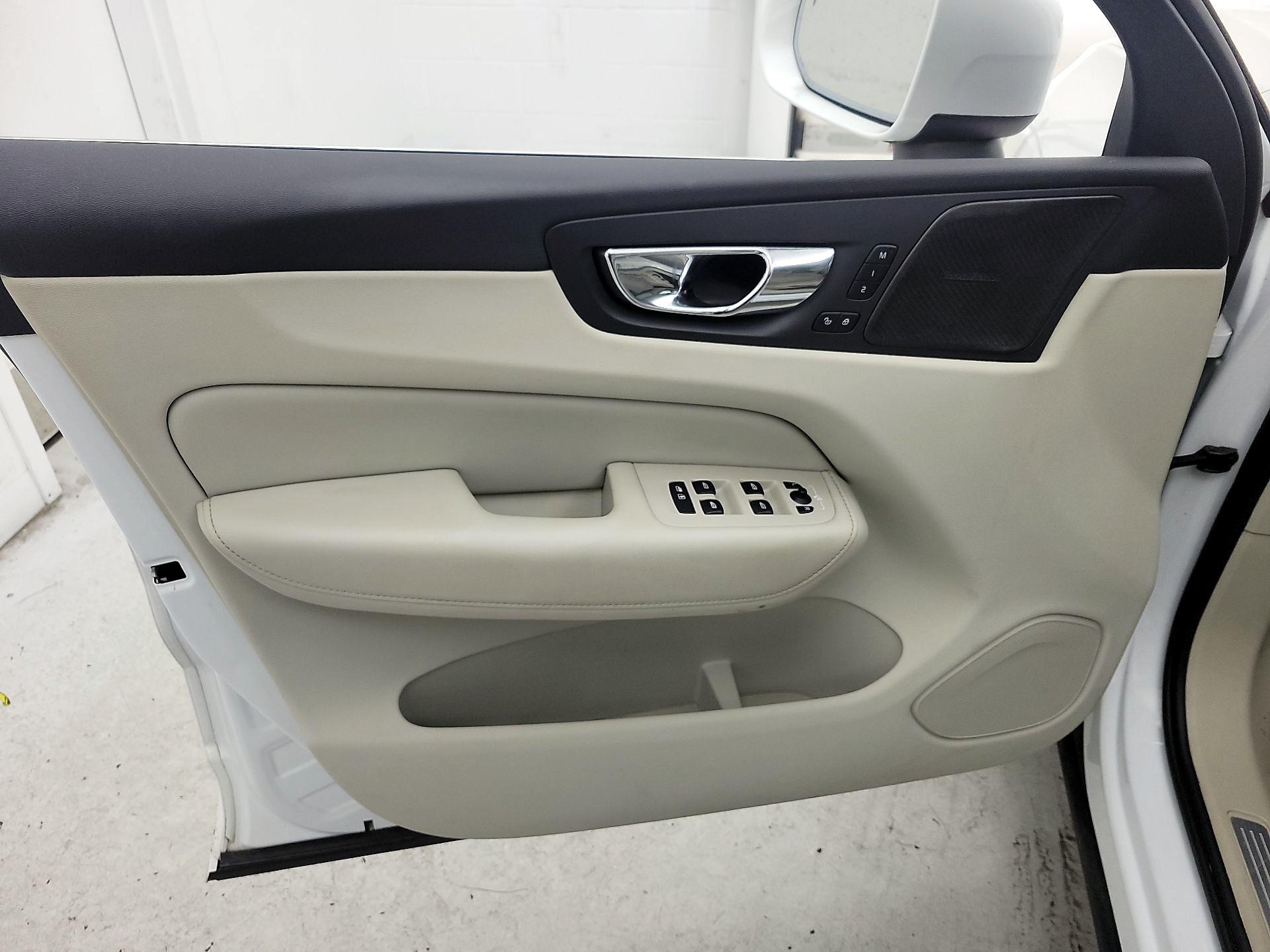 Thumbnail: 2019 Volvo XC60 - 12