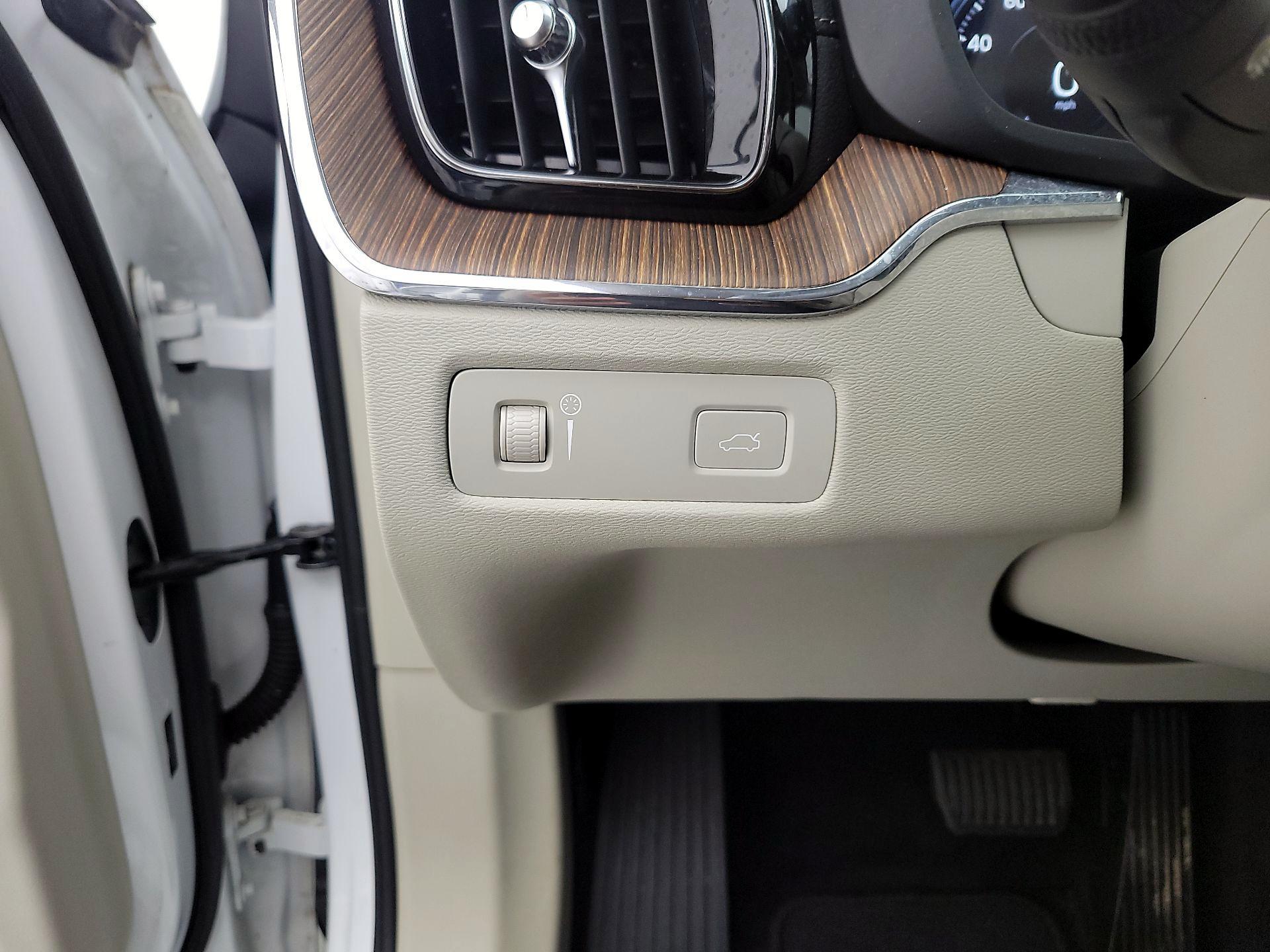 Thumbnail: 2019 Volvo XC60 - 13