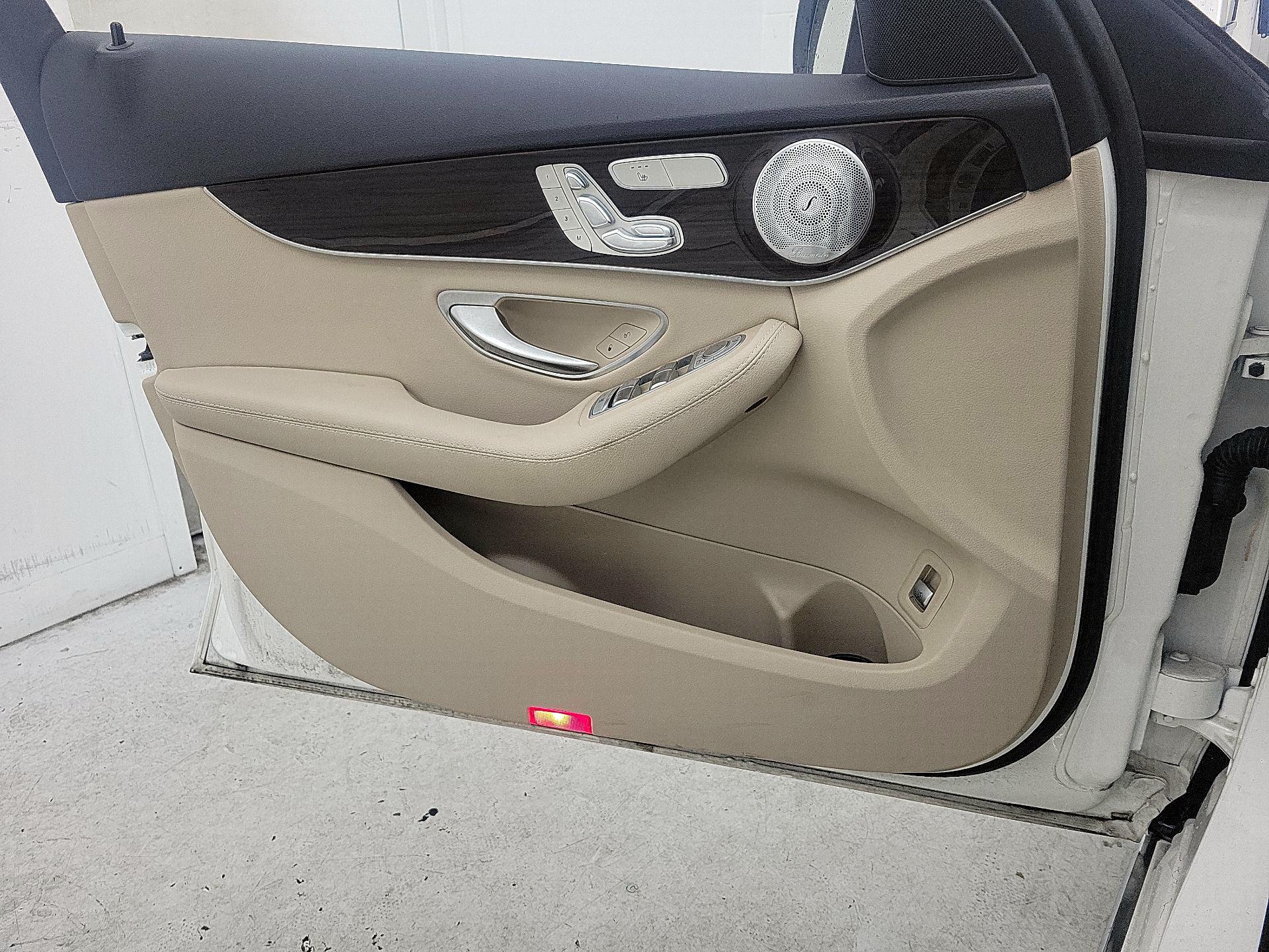 Thumbnail: 2016 Mercedes-Benz C-Class - 12