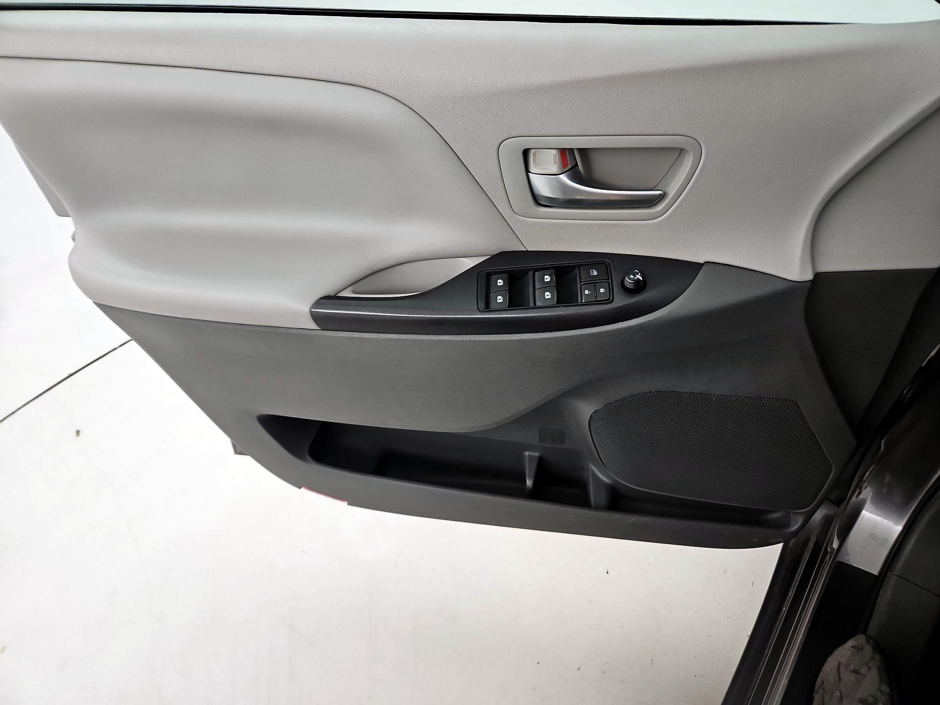 Thumbnail: 2015 Toyota Sienna - 12
