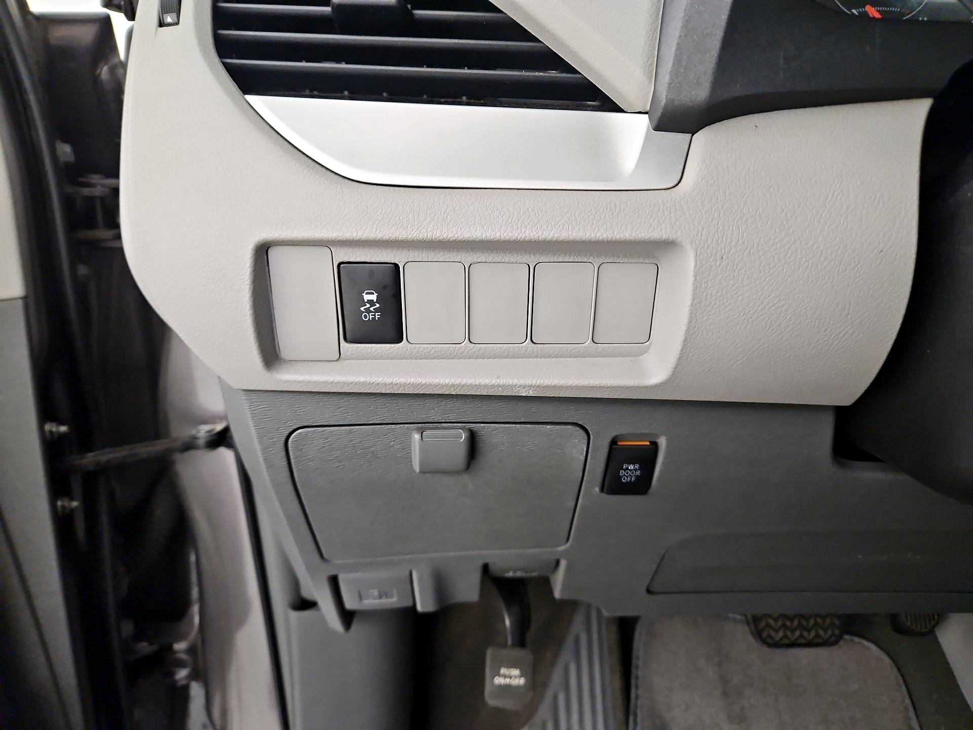 Thumbnail: 2015 Toyota Sienna - 13