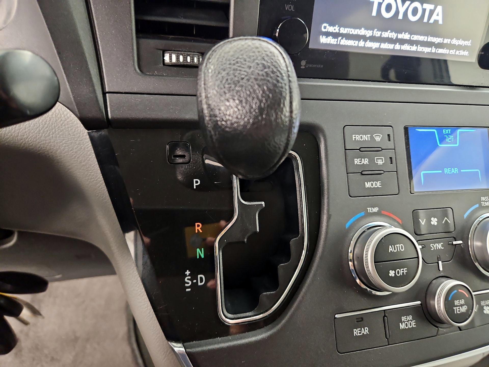 Thumbnail: 2015 Toyota Sienna - 17