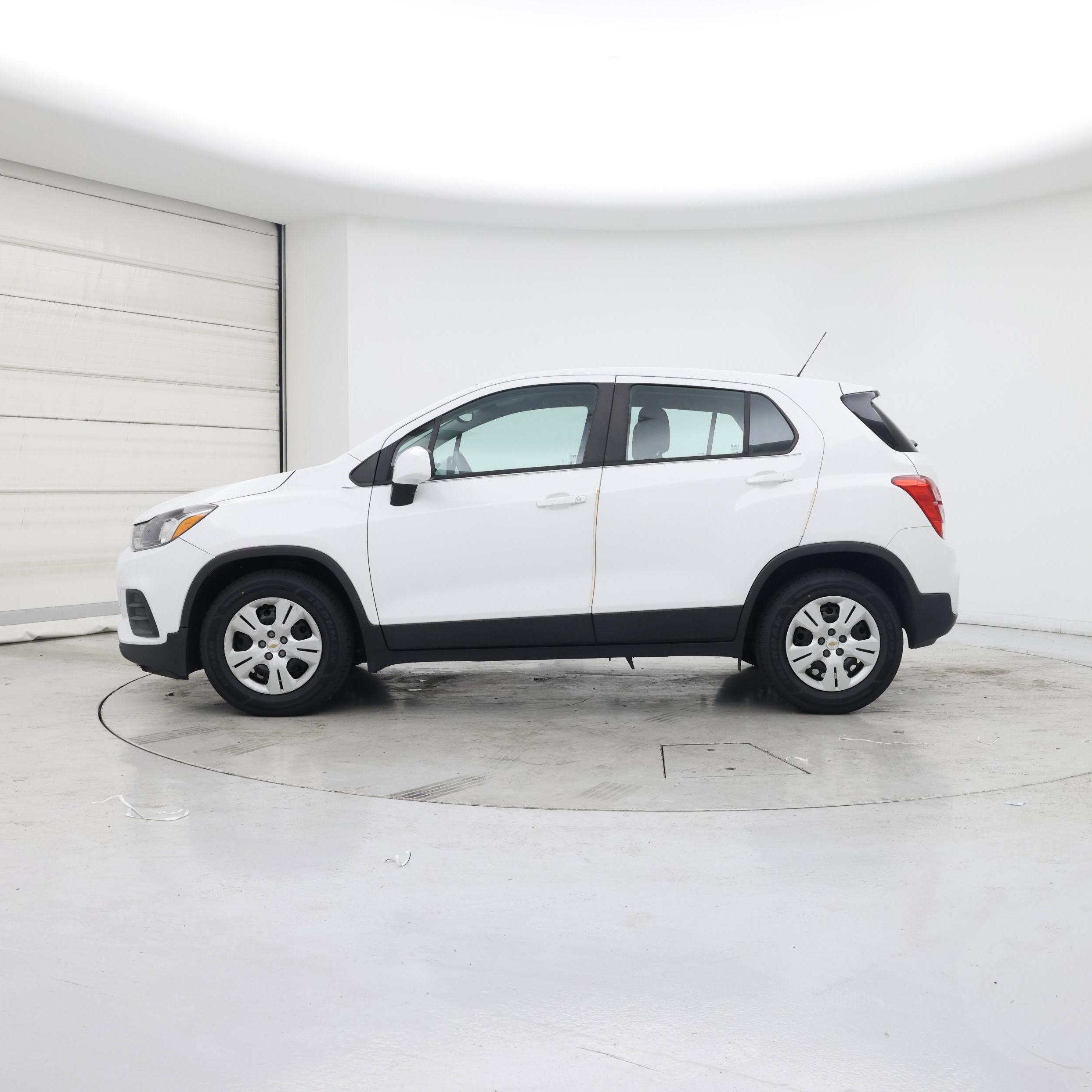 Thumbnail: 2017 Chevrolet Trax - 3