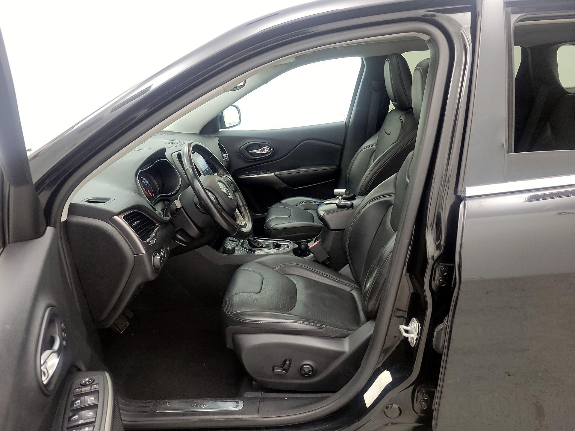 Thumbnail: 2019 Jeep Cherokee - 11