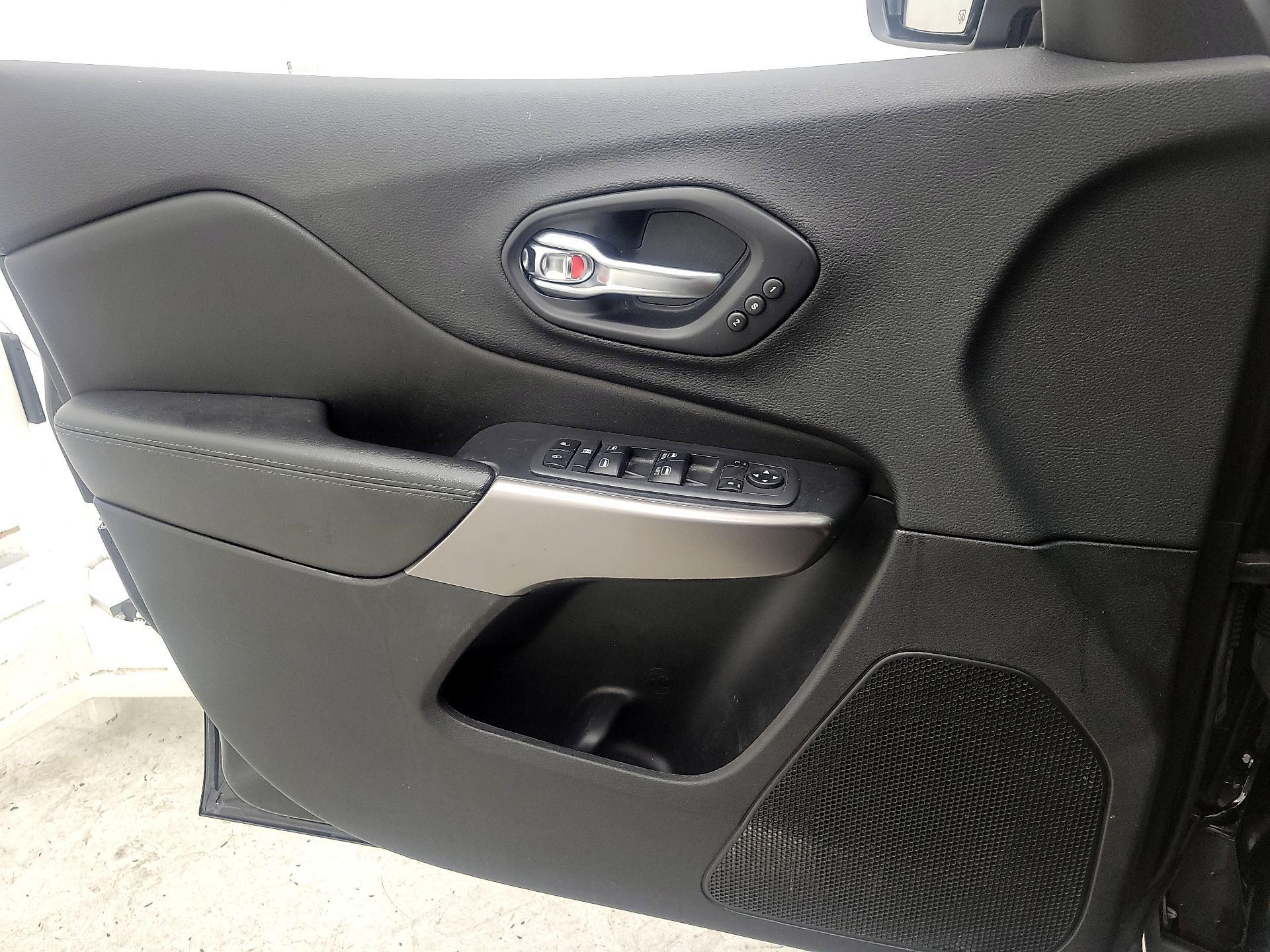 Thumbnail: 2019 Jeep Cherokee - 12