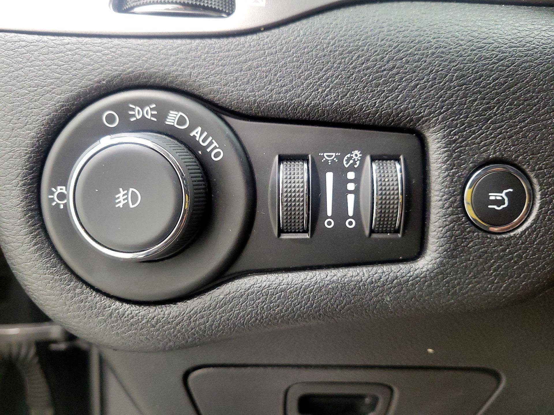Thumbnail: 2019 Jeep Cherokee - 13