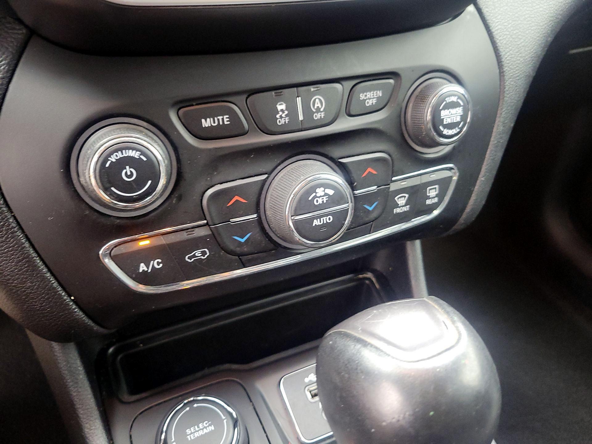 Thumbnail: 2019 Jeep Cherokee - 17