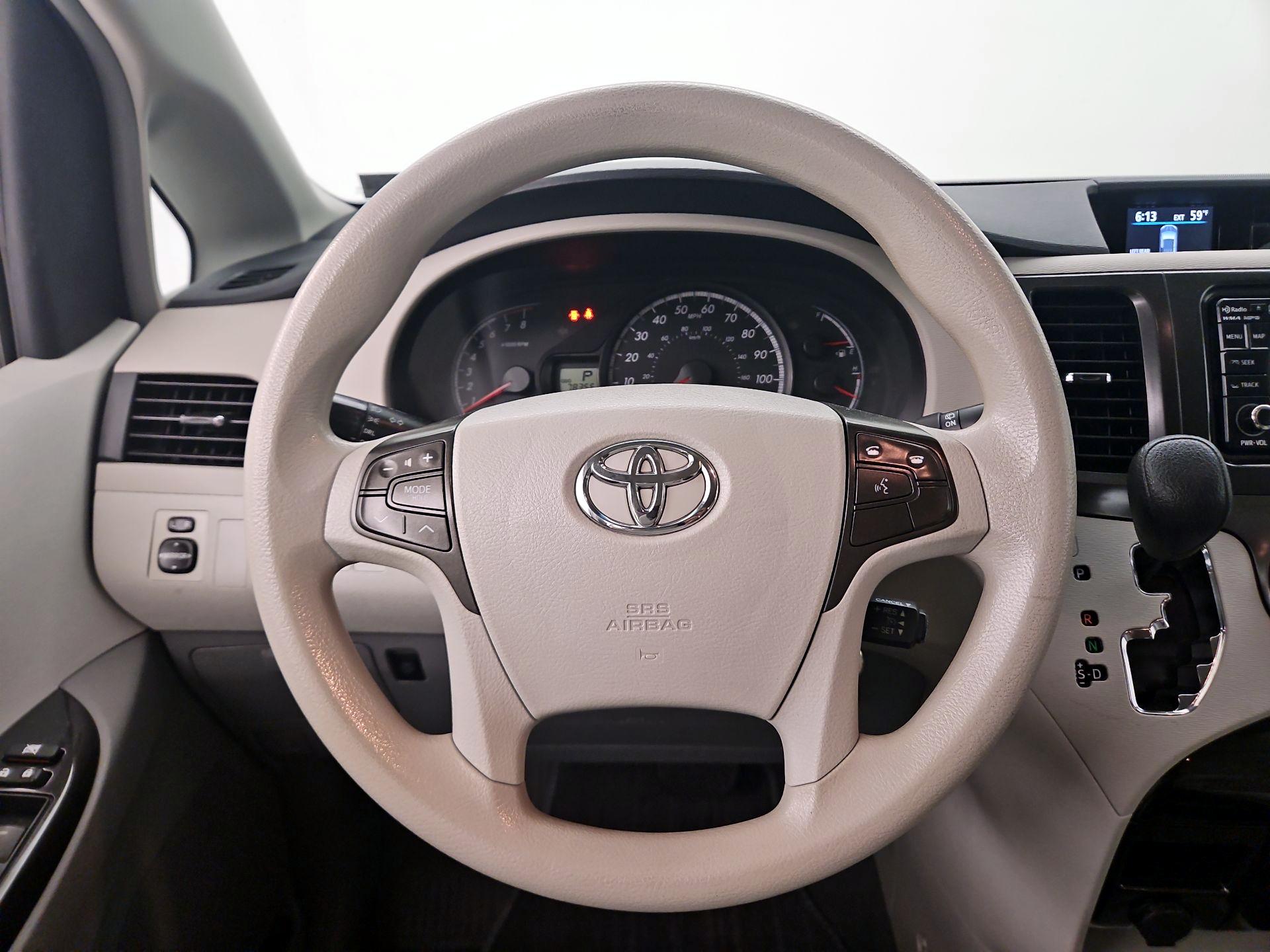 Thumbnail: 2014 Toyota Sienna - 10