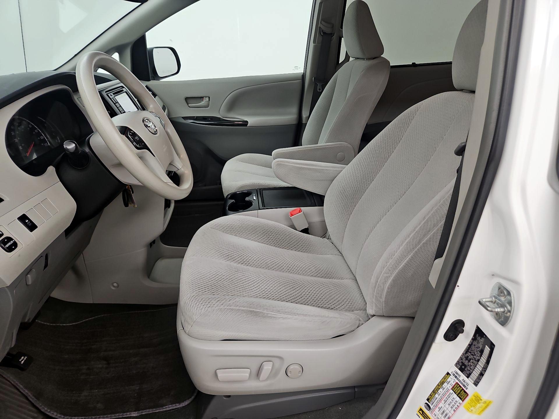 Thumbnail: 2014 Toyota Sienna - 11