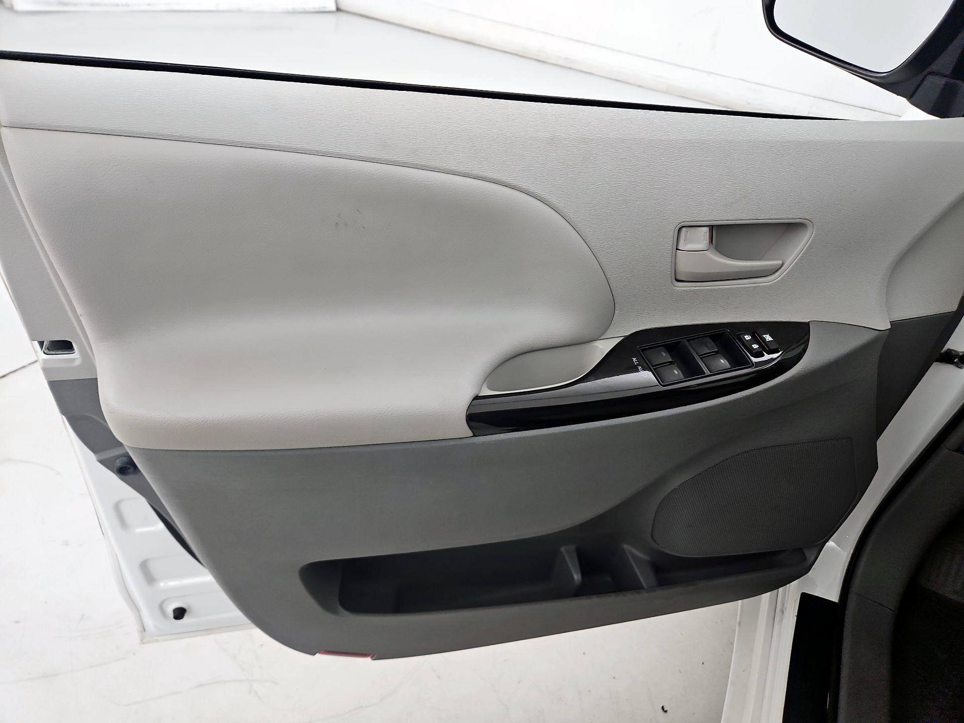 Thumbnail: 2014 Toyota Sienna - 12