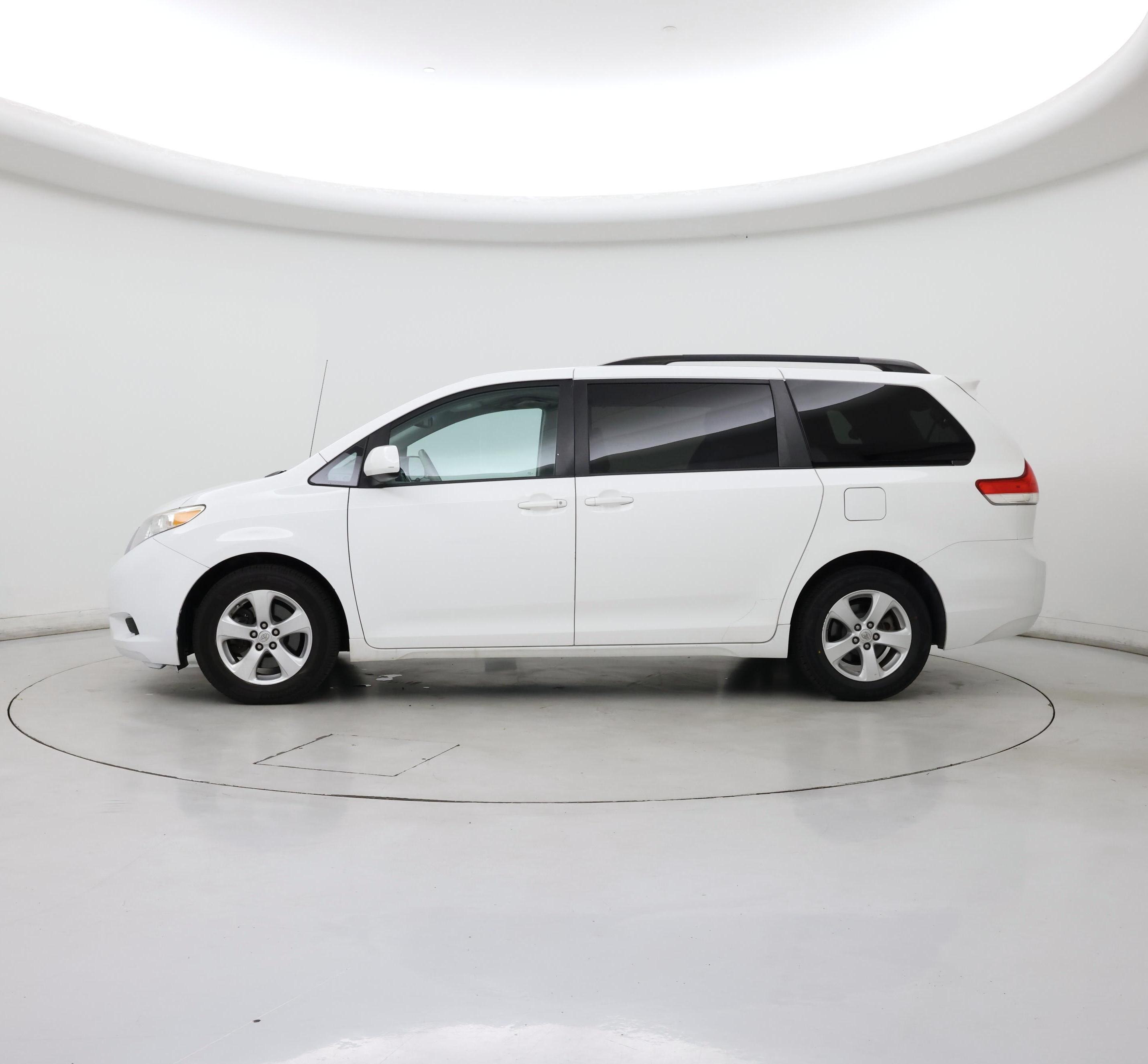 Thumbnail: 2014 Toyota Sienna - 3
