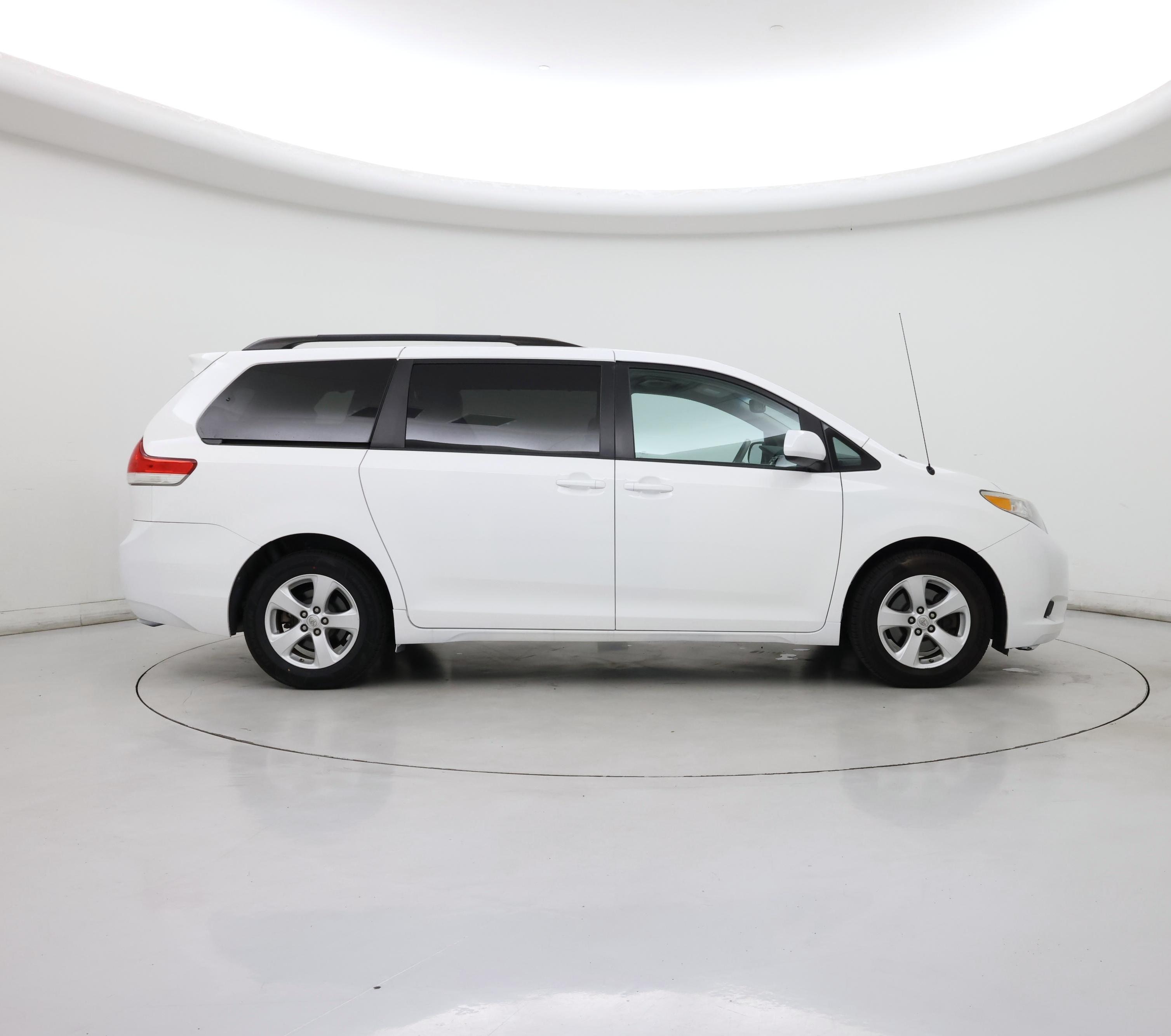 Thumbnail: 2014 Toyota Sienna - 7