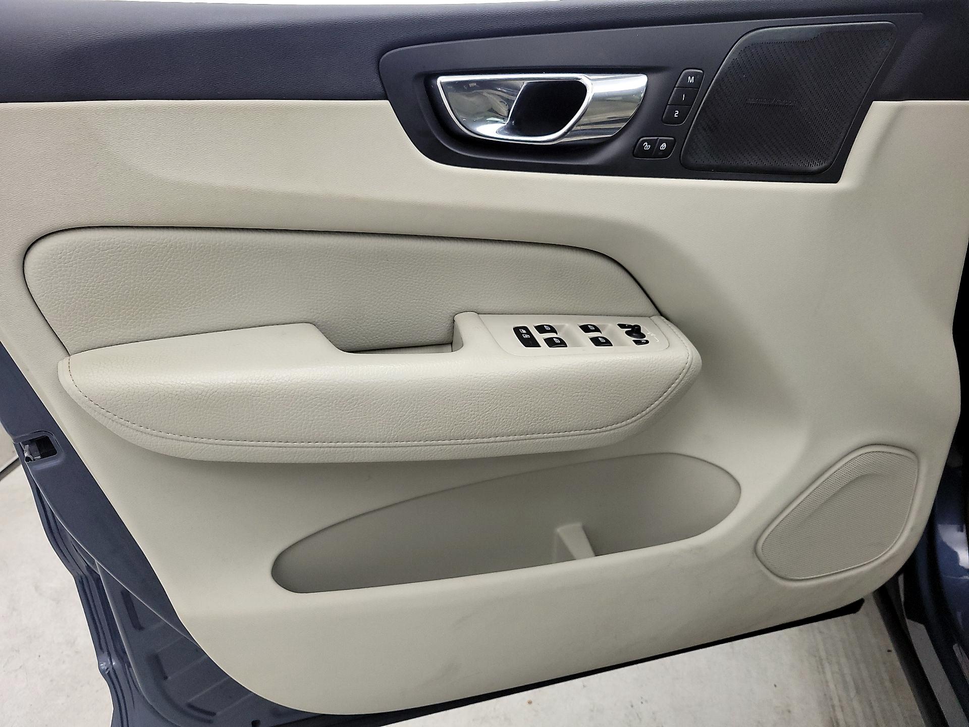 Thumbnail: 2019 Volvo XC60 - 12