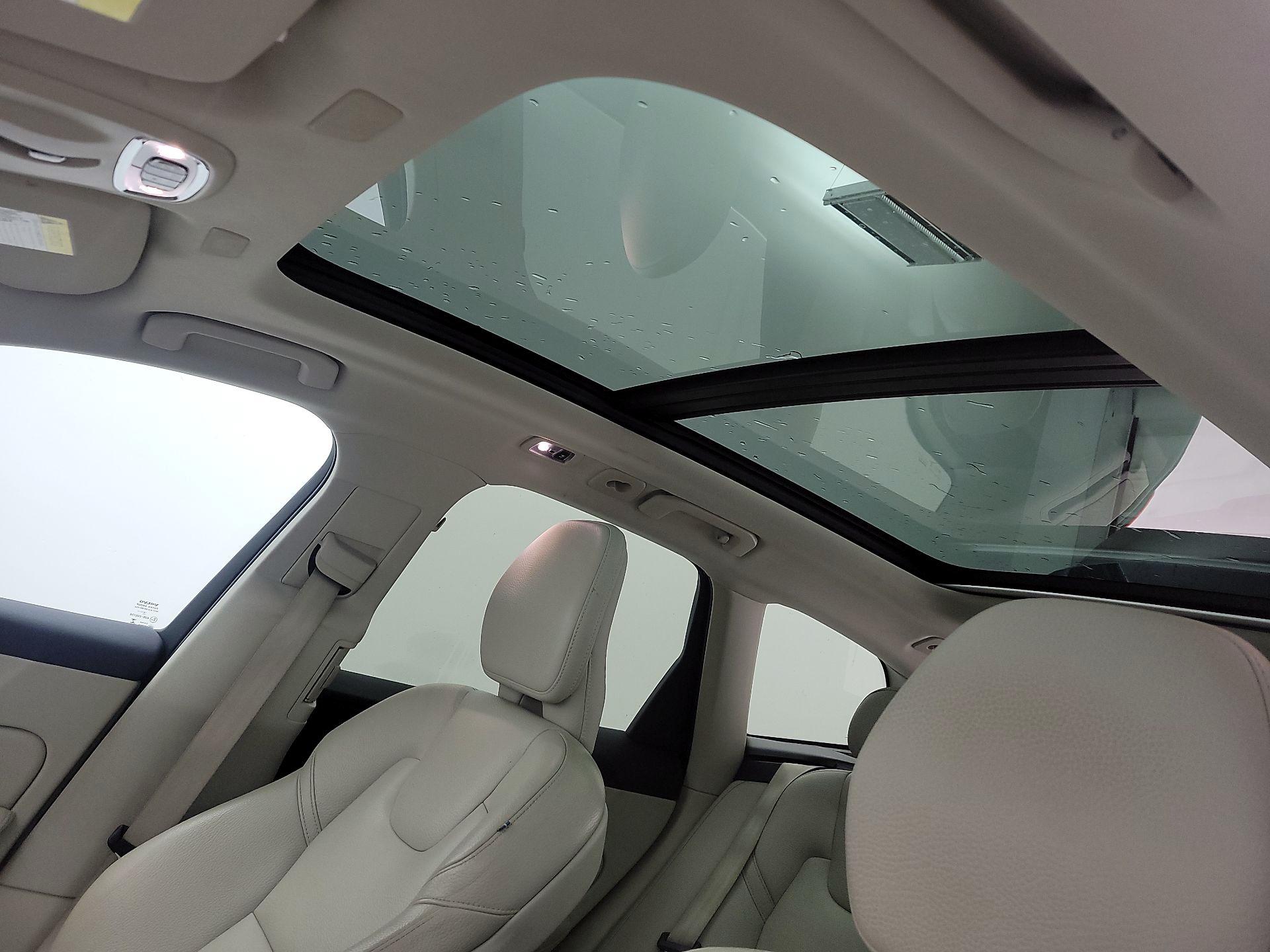 Thumbnail: 2019 Volvo XC60 - 17