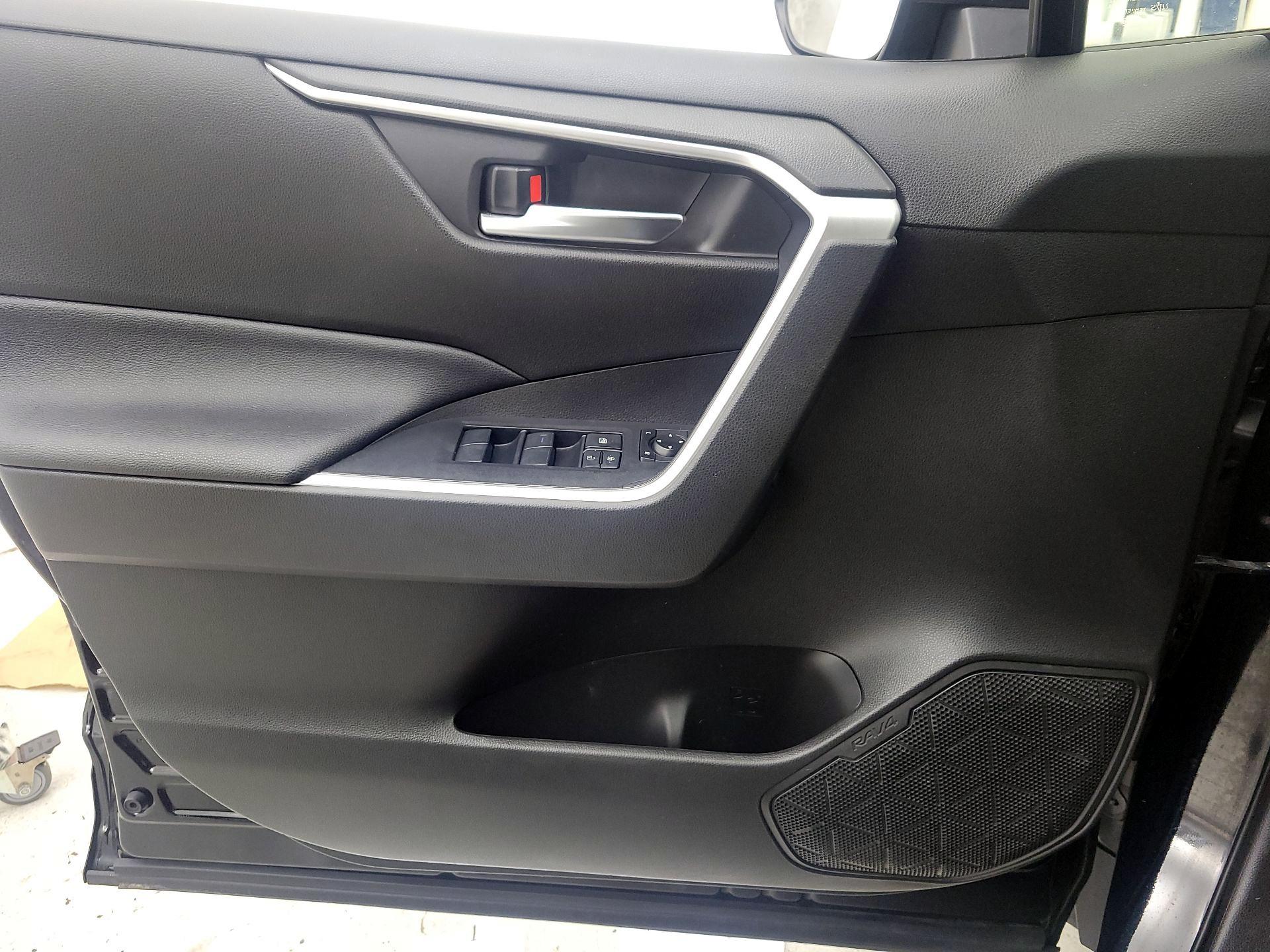 Thumbnail: 2020 Toyota RAV4 - 12